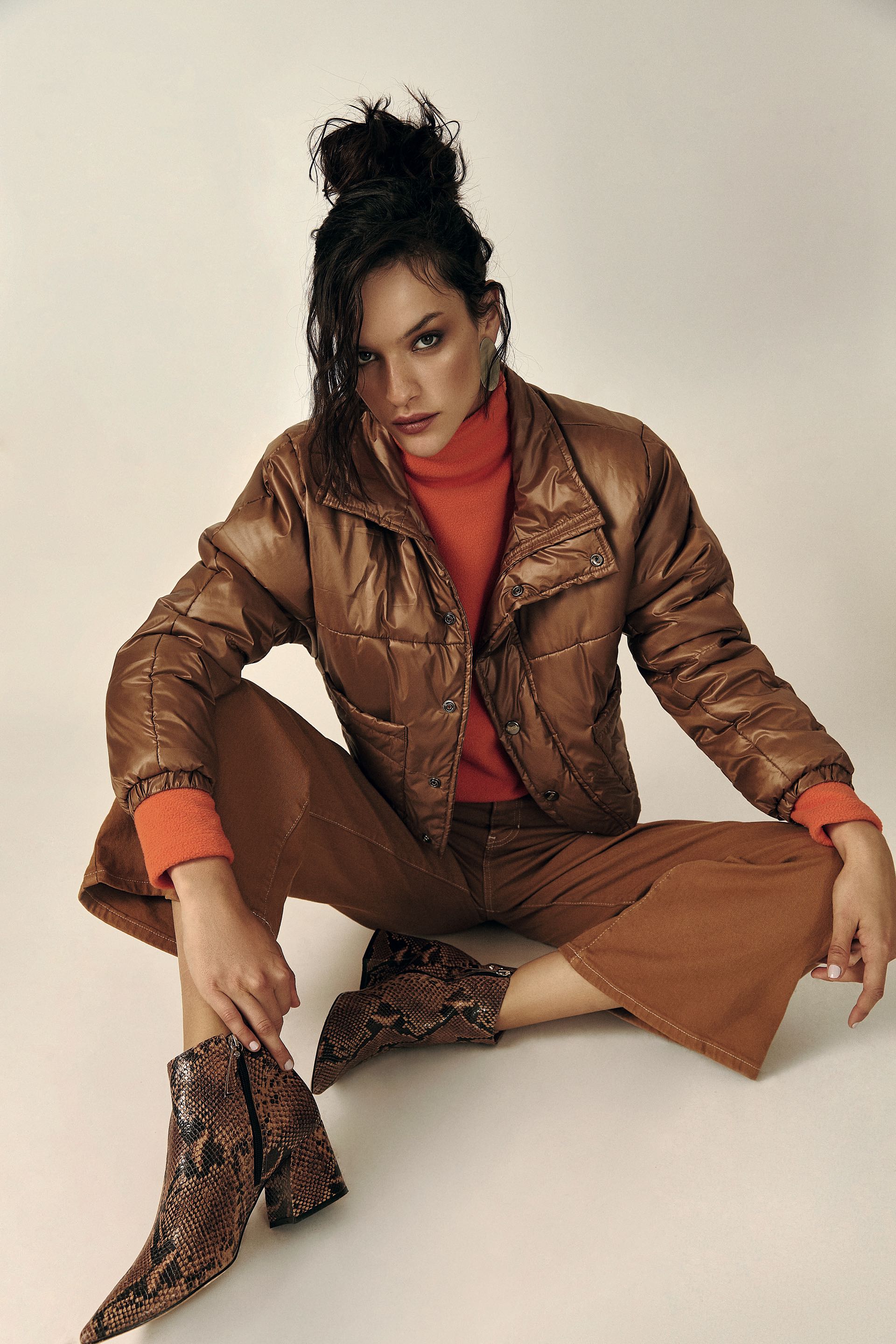 CAMPERA IMPERMEABLE Y BUZO DE POLAR ($ 5.975 y $ 1.950, Bestia), PANTALÓN OXFORD ($ 2.490, Basement) y BOTINETAS DE REPTIL ($ 5.280, Blaquè).