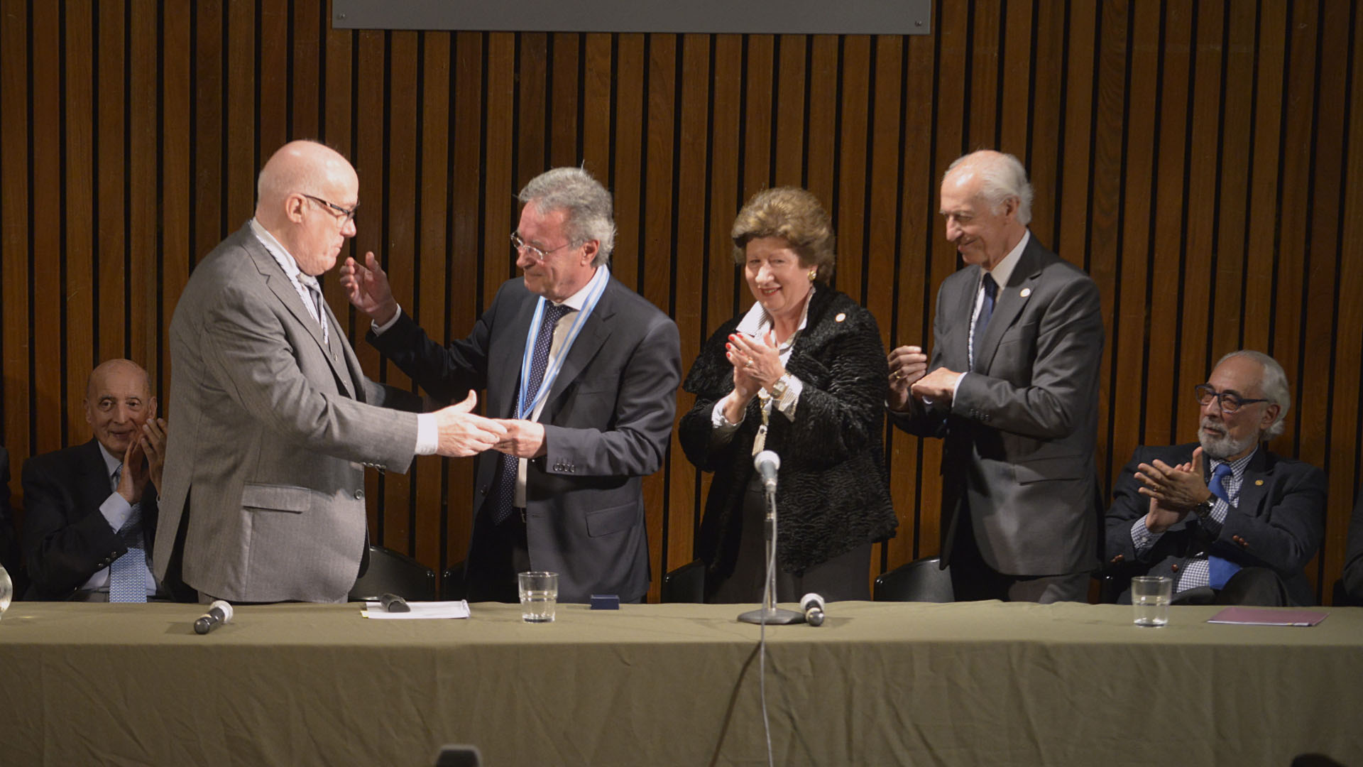 Oscar Martínez dirigió en teatro a numerosos y distinguidos intérpretes, entre quienes se cuentan Carmen Maura, Héctor Alterio, Cecilia Roth, José Sacristán, Mercedes Morán, Julio Chávez, Claudia Lapacó y Darío Grandinetti.Es autor de tres obras teatrales: Ella en mi cabeza, Días contados y Pura ficción. La primera de ellas fue galardonada con el premio ACE a la mejor comedia en 2005 y fue estrenada en diversos países luego de convertirse en la obra de autor nacional de mayor convocatoria de los últimos tiempos.Ella en mi cabeza fue publicada como libro con prólogo de Santiago Kovadloff, académico de número de la AAL. La edición de Días contados fue prologada por el periodista Carlos Ulanovsky