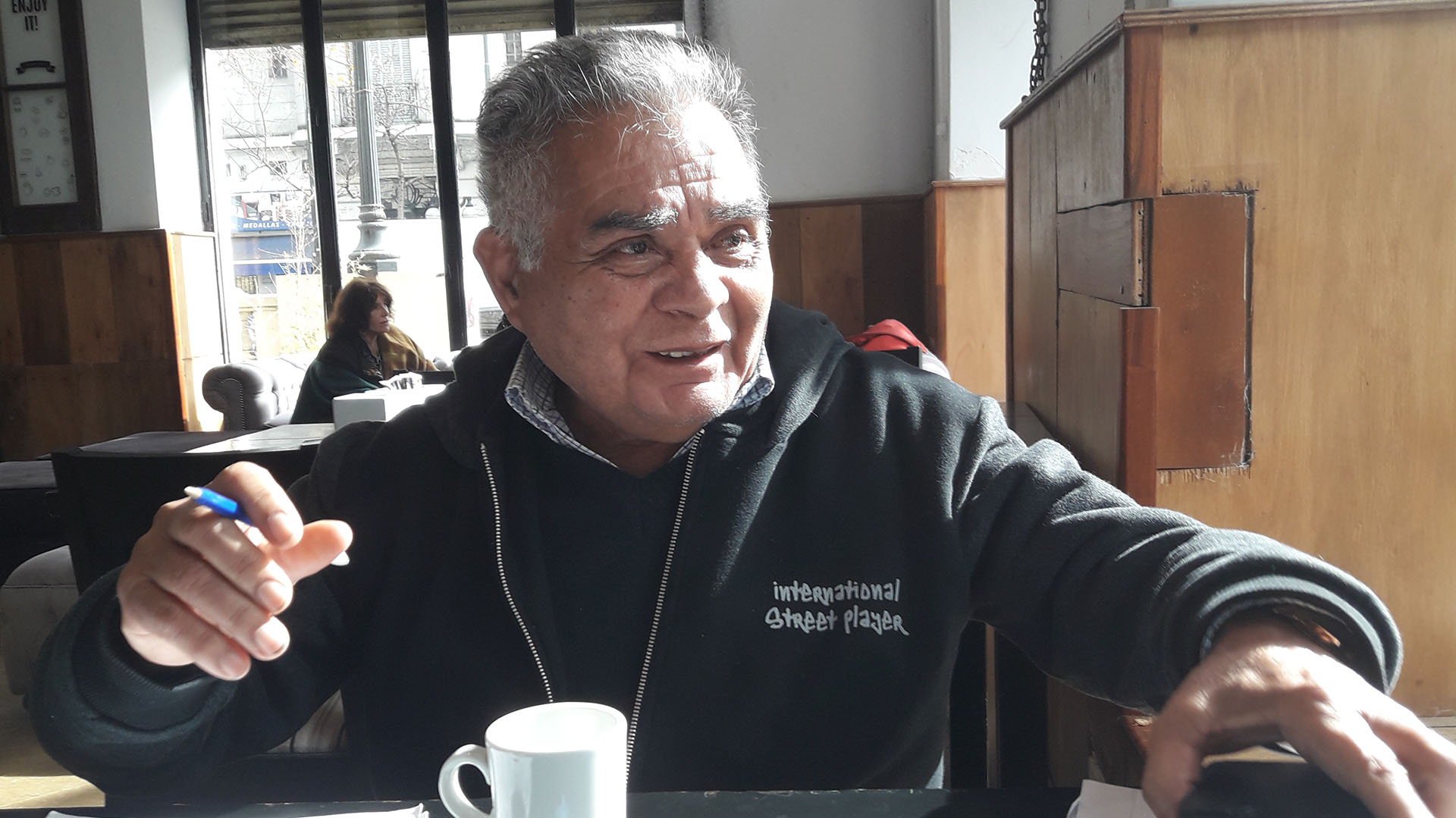 “Mi viejo había pintado de negro mate una ametralladora de juguete, imitación de las Thompson, de esas que se veían en la serie de Elliot Ness y Los Intocables”, cuenta Gonzalo Chaves