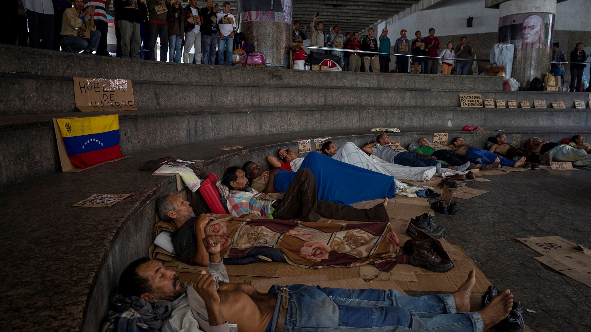 En representación de 586 personas, 20 hombres, casi todos ancianos, cumplieron una semana sin comer en una huelga que incluye pernocta (EFE)
