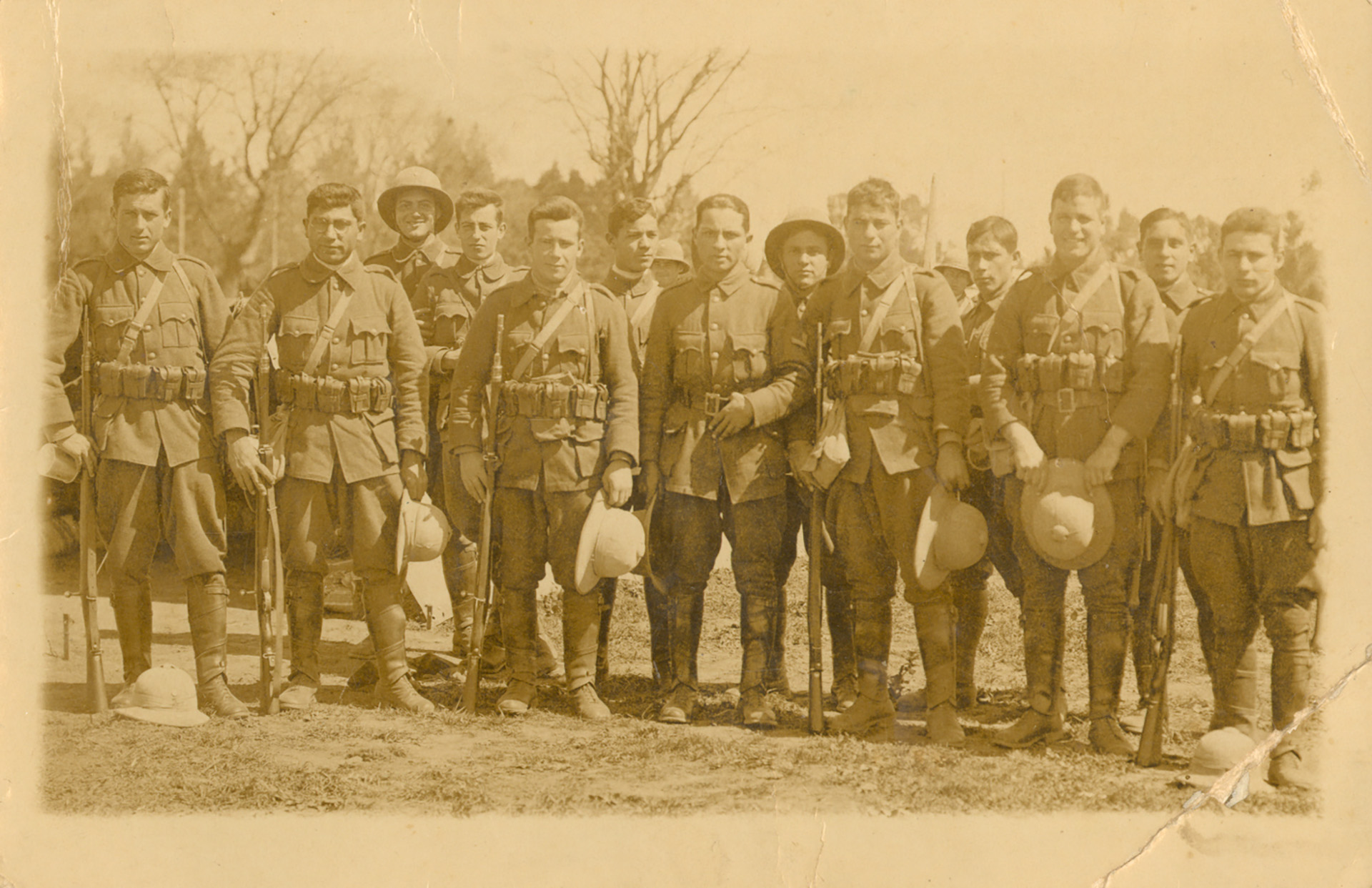 Horacio Cháves (sin gorra en el centro de la foto) de maniobras con el Regimiento 7 de Infantería de La Plata