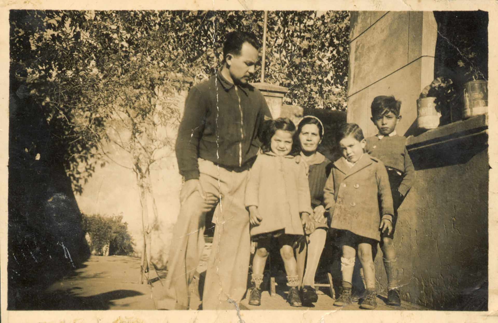 Horacio Cháves con sus hijos mayores en la casa en que vivían en el Regimiento 7, cuando estaba en actividad.