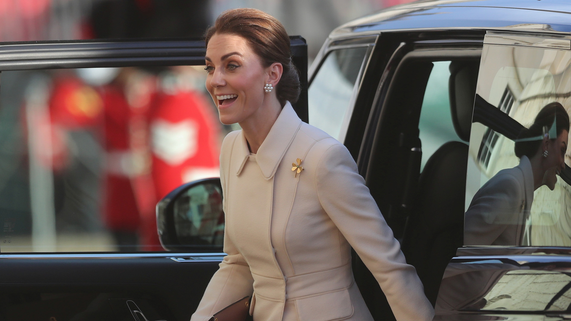 Lo más destacado de su elegante outfit fue el broche de la guardia irlandesa, que la duquesa lució en su pecho