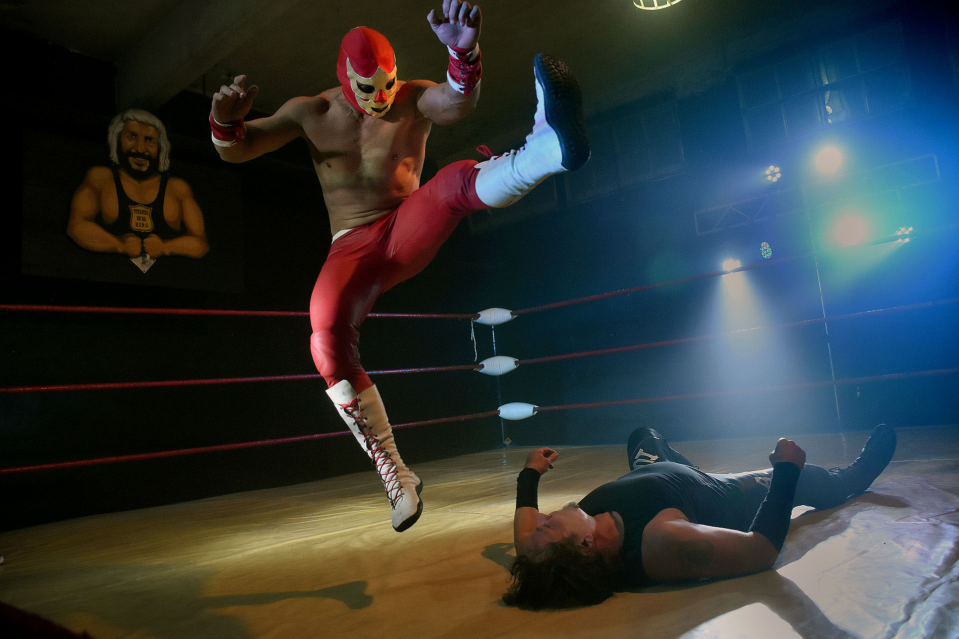 El Caballero Rojo en el aire, ante un rendido Vlad Ivanoff (Nicolás Stulberg)