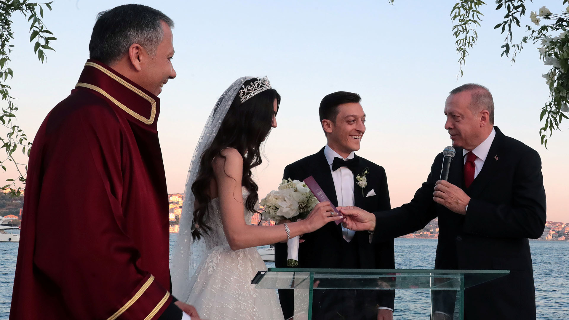 Erdogan, presidente de Turquía, fue uno de los invitados a la boda del futbolista Mesut Özil, (REUTERS)