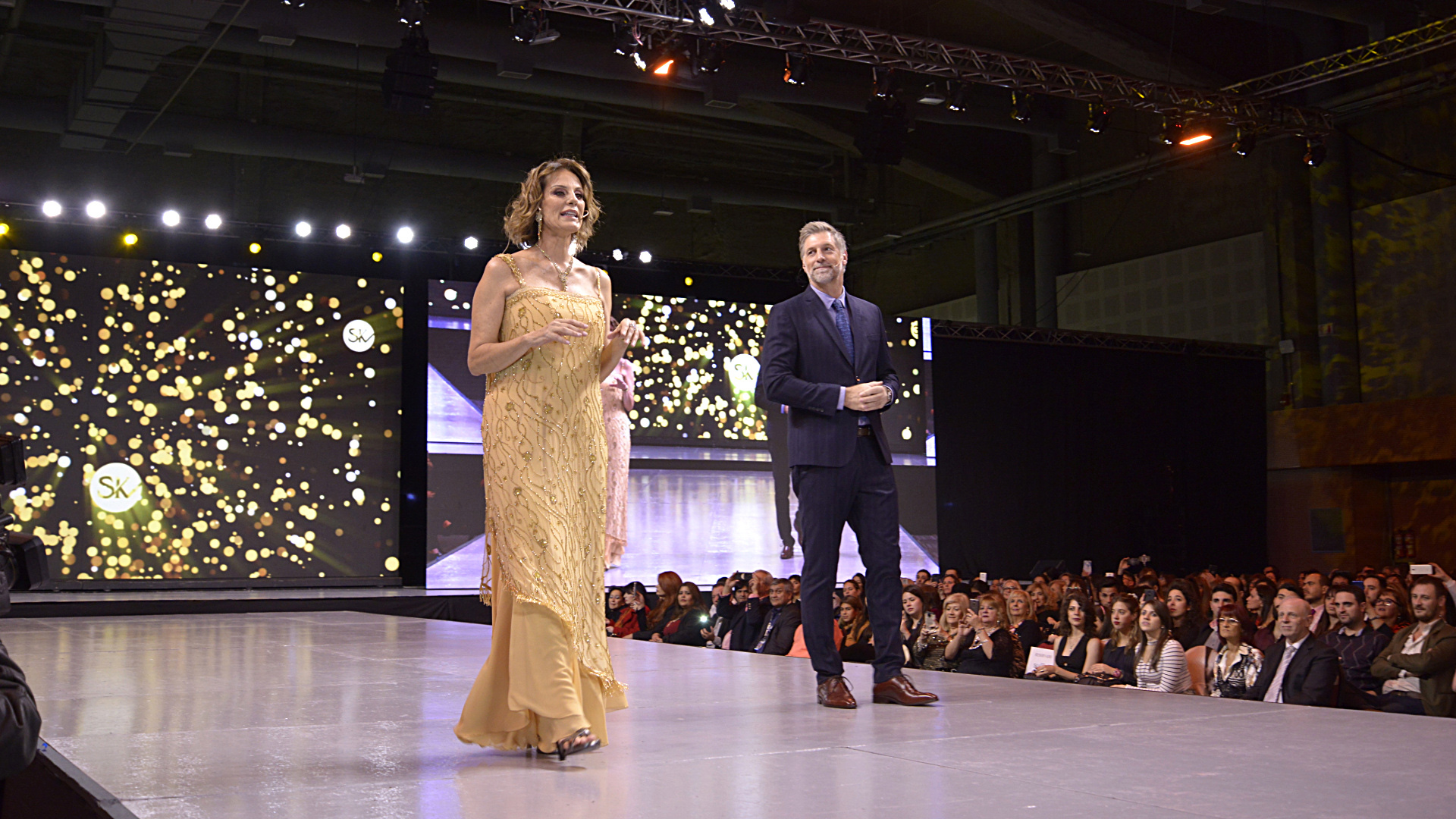 La conducción del desfile más esperado del mundo fashionista argentino estuvo a cargo de la ex modelo Nequi Galotti y Horacio Cabak