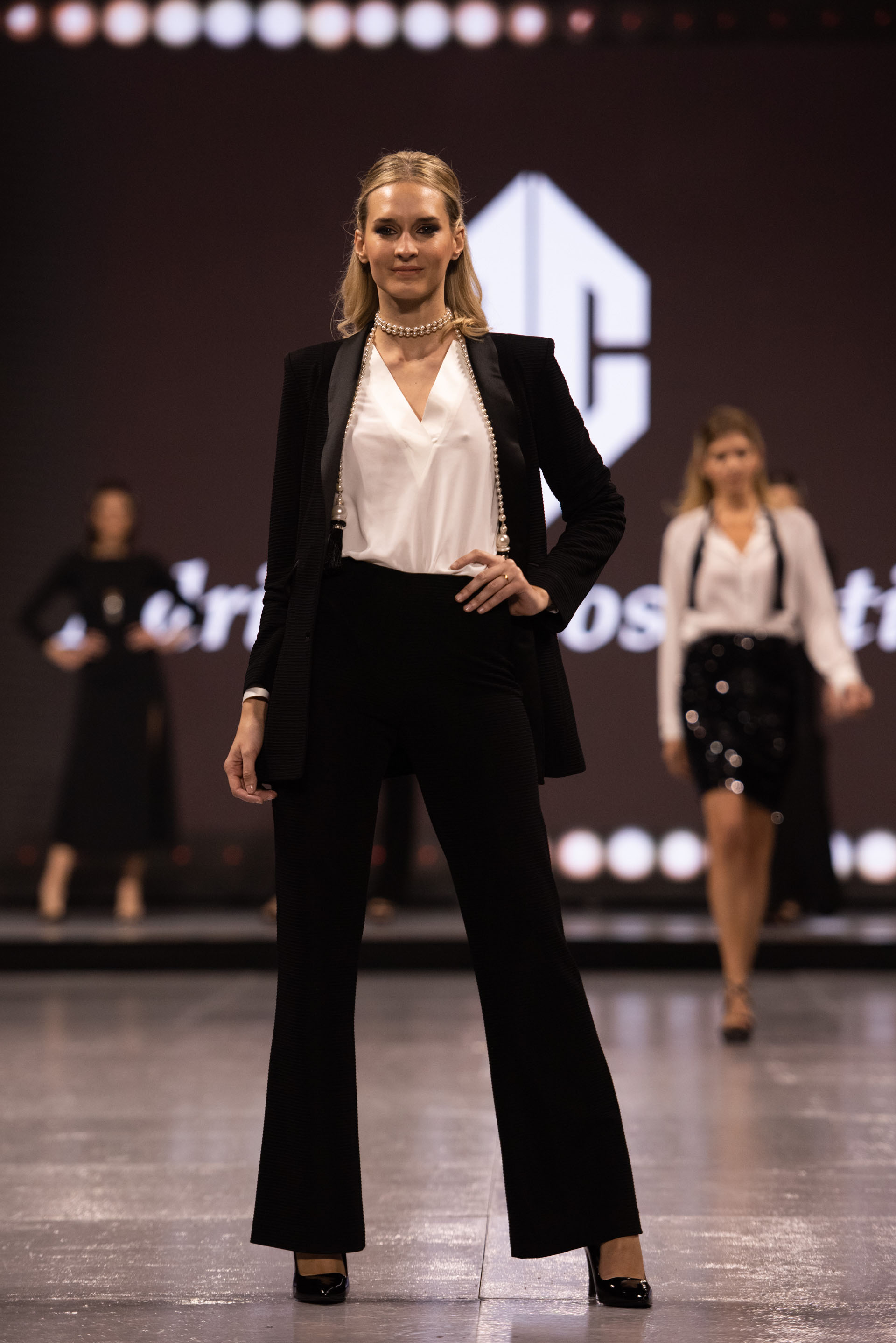 El estilo de sastrería impecable es un sello de la marca que busca vestir a mujeres con la mejor calidad. En este caso las chaquetas, los pantalones largos y las blusas blancas fueron las prendas clásicas que se llevaron todas las miradas