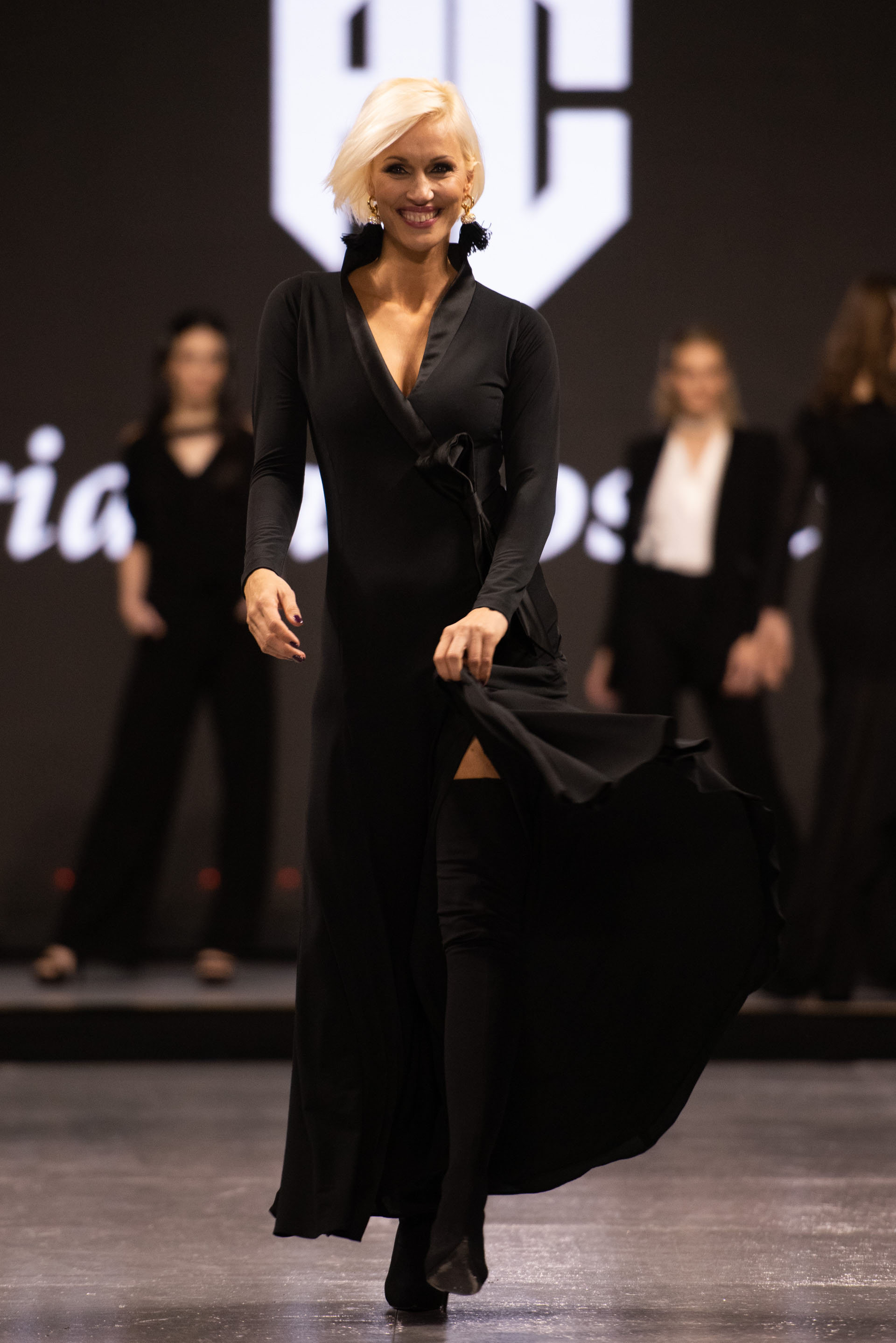 La modelo Ingrid Grudke luciendo un vestido negro de seda fría y lazo de la colección Prêt-à-porter de Adriana Costantini