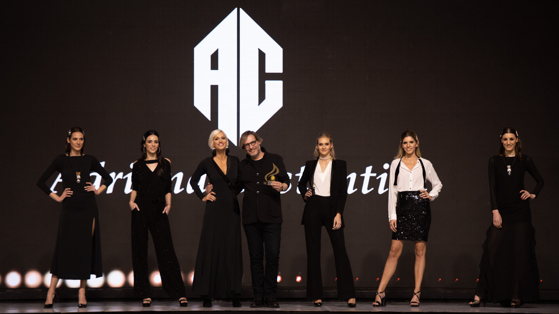 Para cerrar la pasada de Adriana Costantini a puro esmoquin femenino, la conductora y supermodelo posó junto a Elio De Angeli, el diseñador de la marca