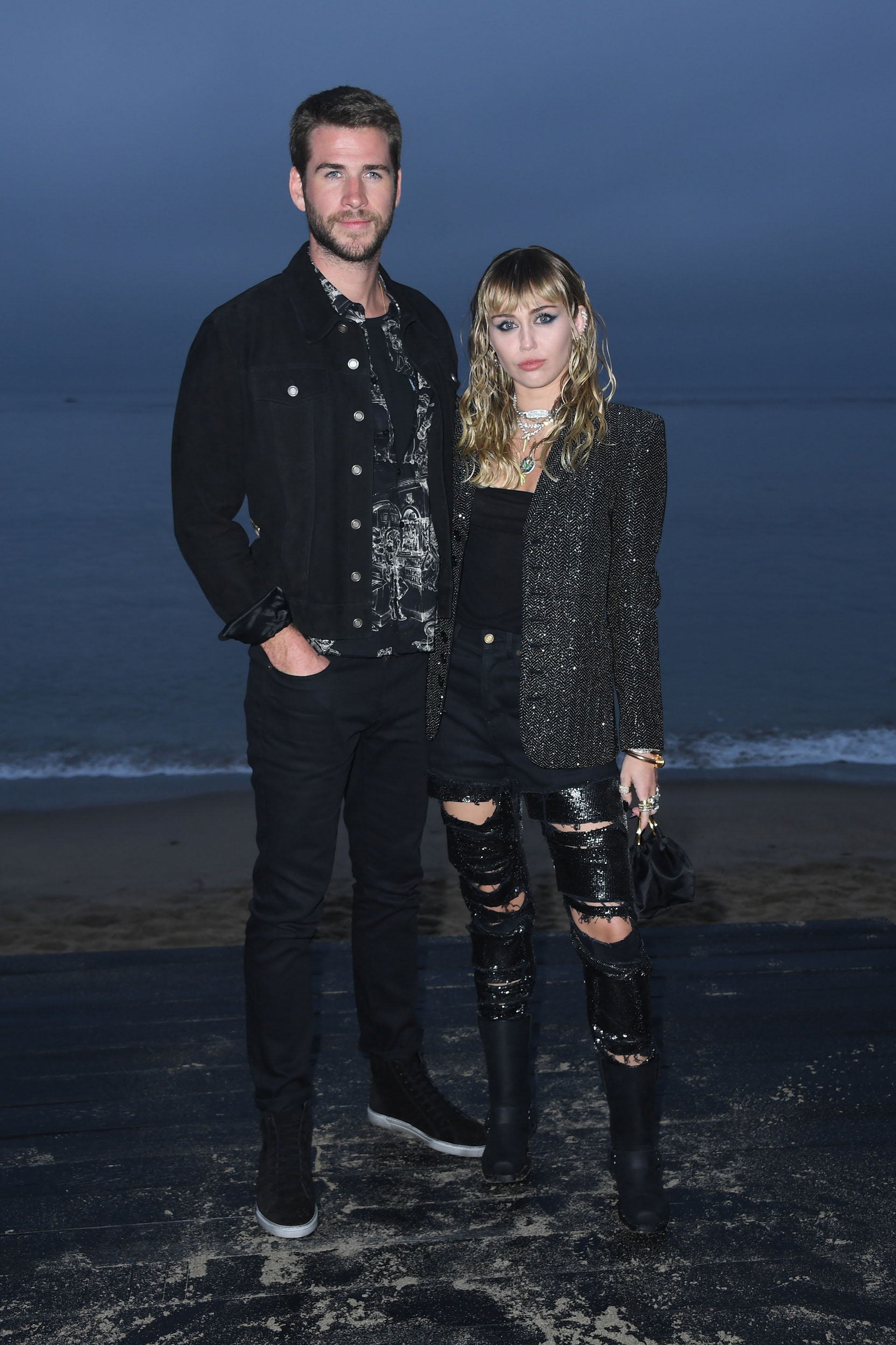 Miley Cyrus y su marido Liam Hemsworth a su llegada al gran show de la moda de Yves Saint, denominado “Saint Laurent Men’s Spring-Summer 2020”