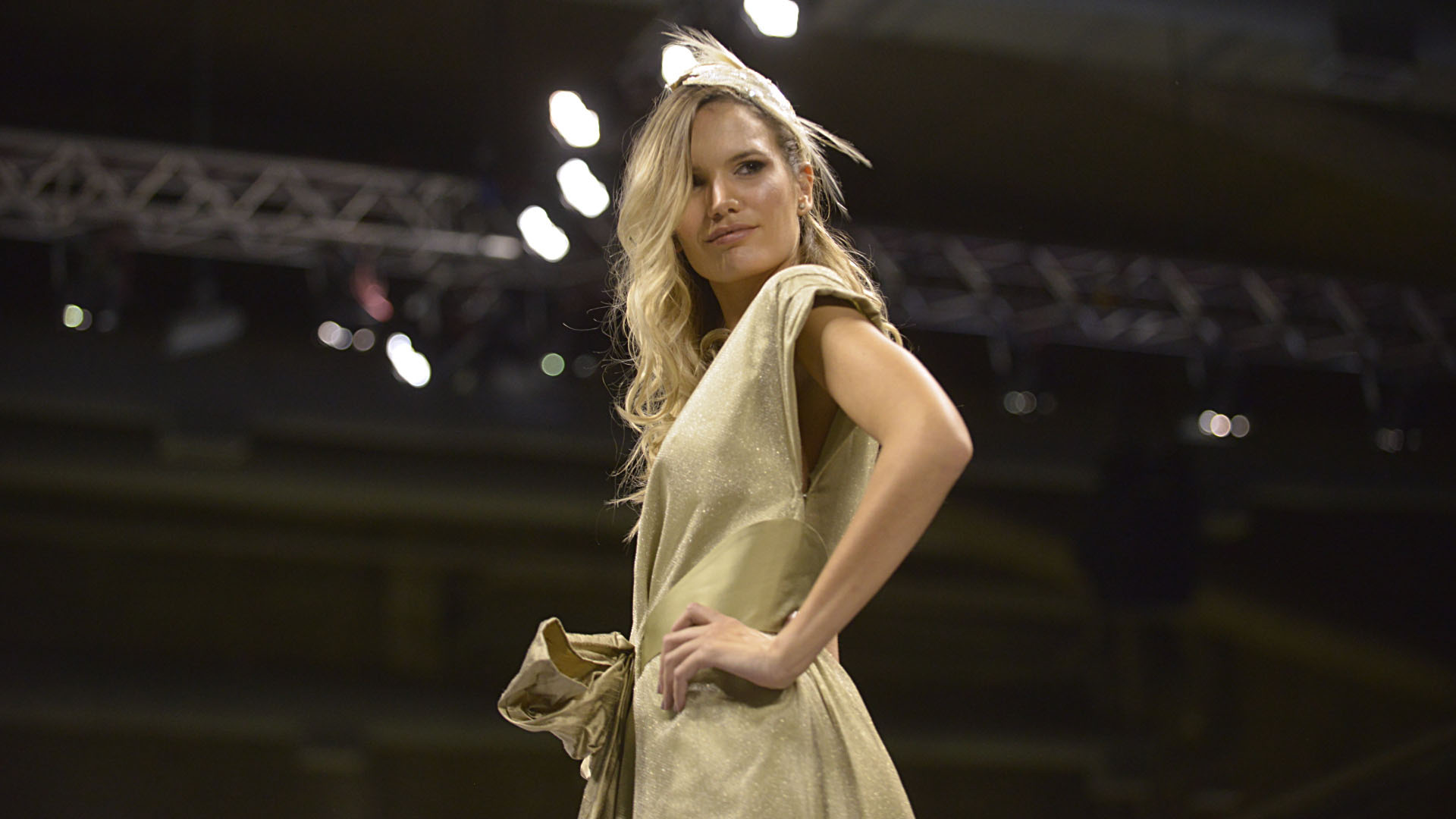 La modelo Eva Bargiela deslumbró en la pasarela de Silkey acompañando a la marca en su aniversario número 50. Desfiló para varias marcas de alta costura y ropa urbana