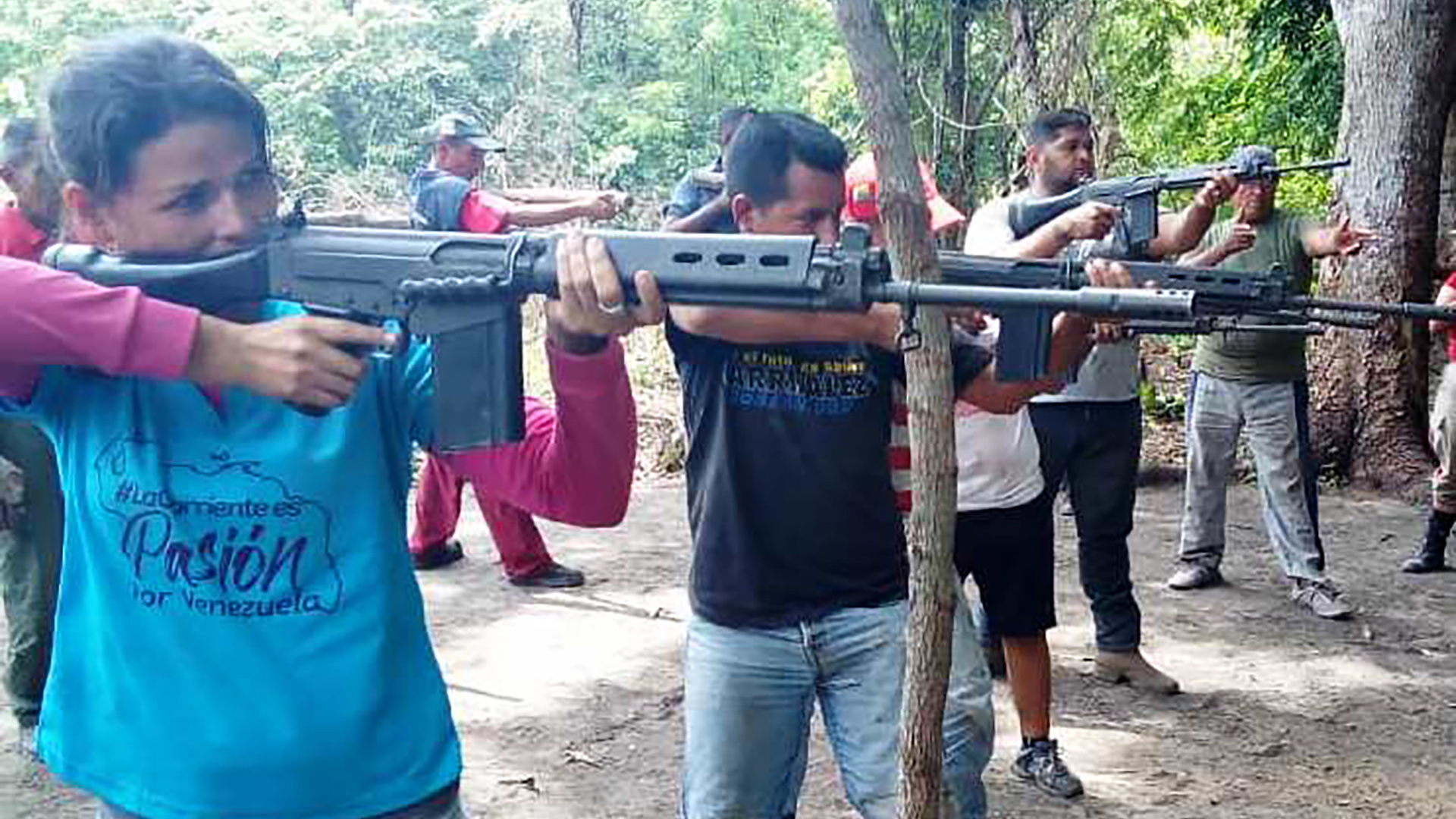 Entrenamiento a civiles armados en vía Arichuna, capital de la parroquia Peñalver, en el estado de Apure