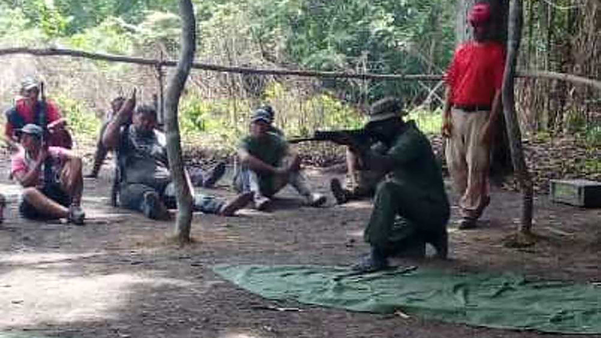 Los civiles son entrenados por el los guerrilleros venezolanos del FBL/FPLN