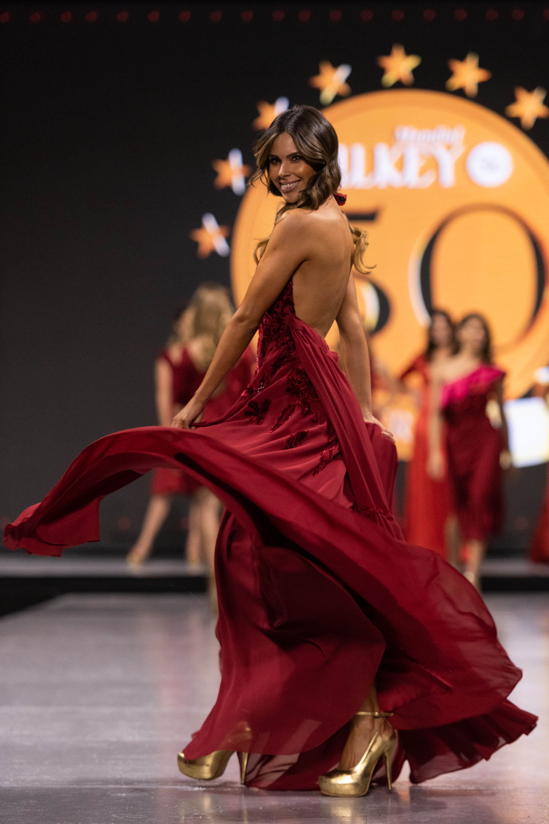 Vestidos con escotes en V, imponentes tajos y bordados para mujeres poderosas. Barby Franco en la pasada de Brezza by Natalí Márquez