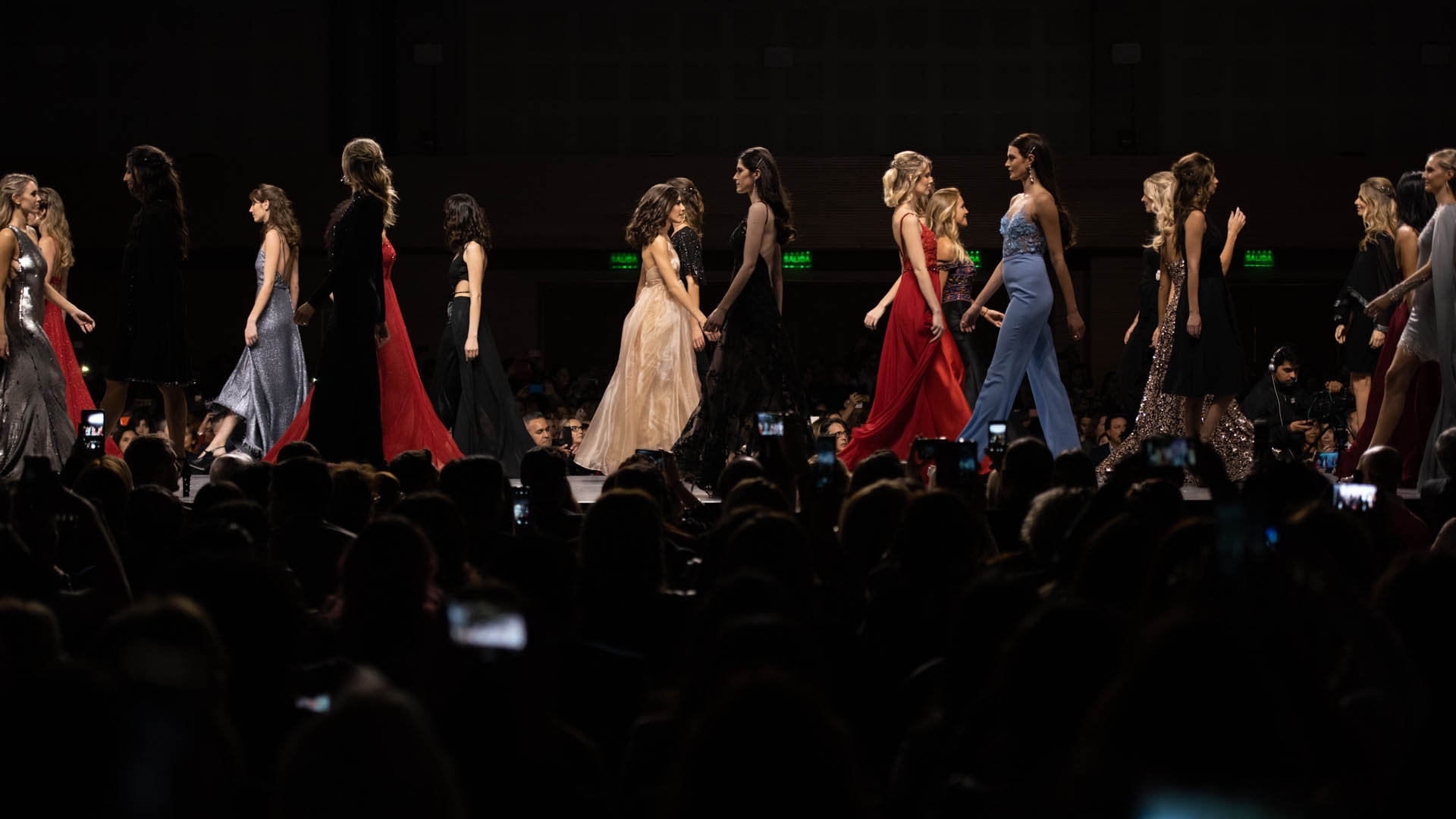 El Centro de Convenciones estuvo colmada de público y belleza que se vistió de fiesta con la llegada del desfile más esperado del mundo de la moda y del coiffure: Silkey Mundial en el Salón Internacional Moda & Coiffure 2019