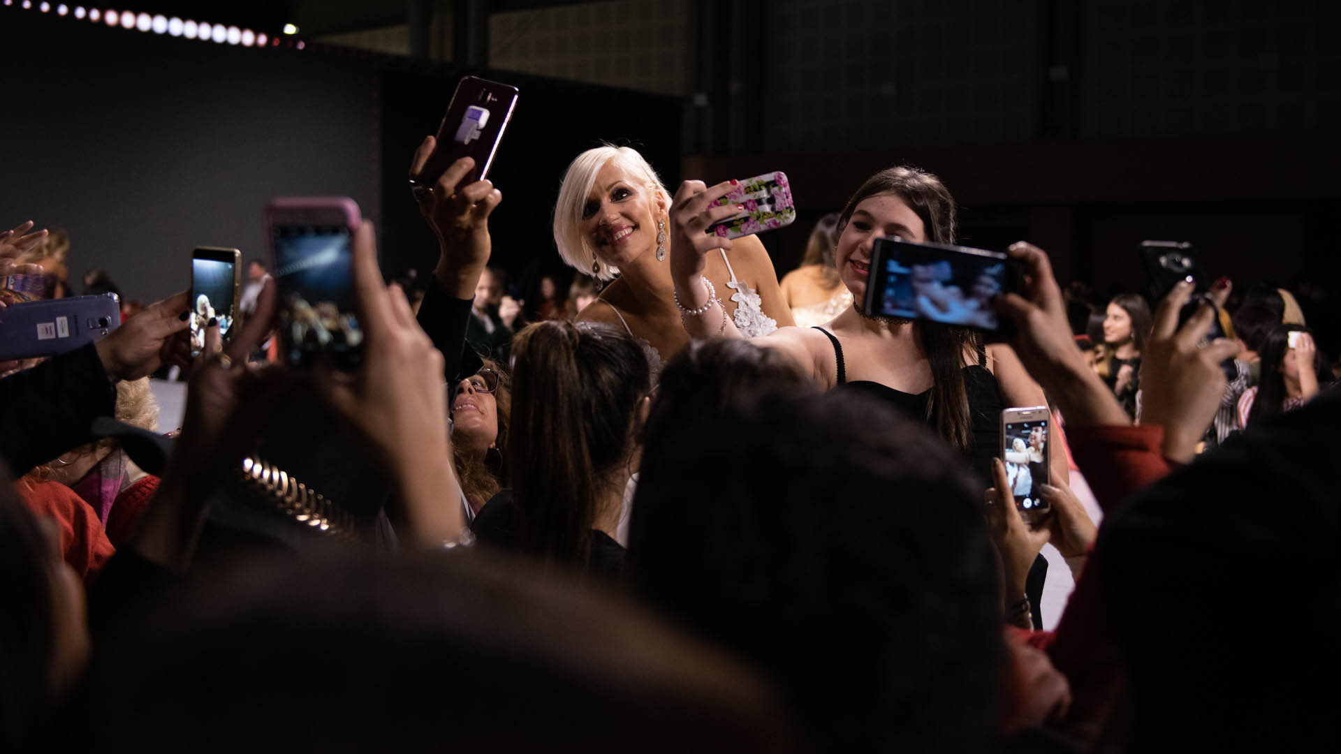En el cierre de la velada mágica la supermodelo aprovechó para fotografiarse con los fanáticos presentes