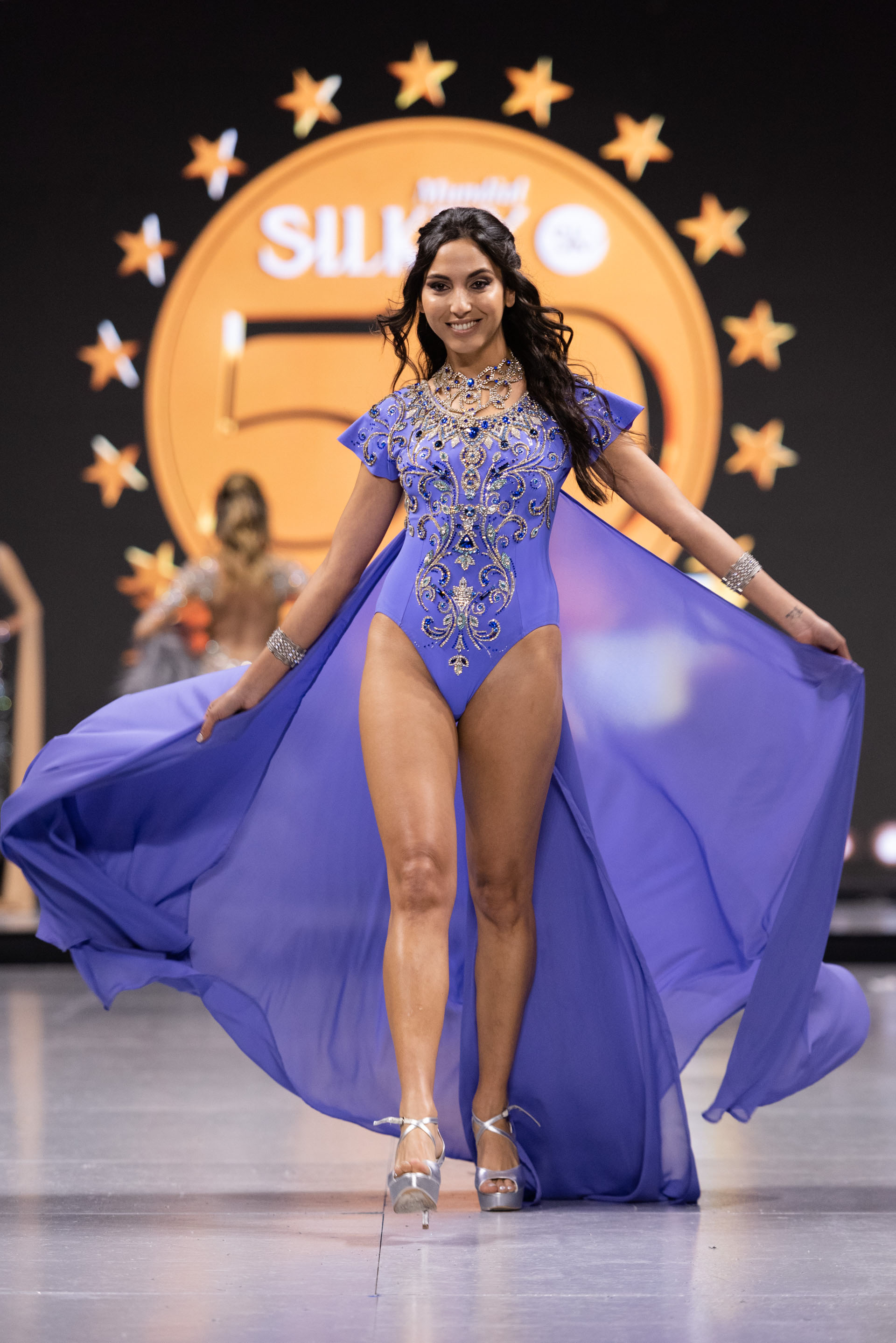Alexia Toumikian una vez más para Silkey. Con un body en color lavanda bordado y una gran capa de seda natural
