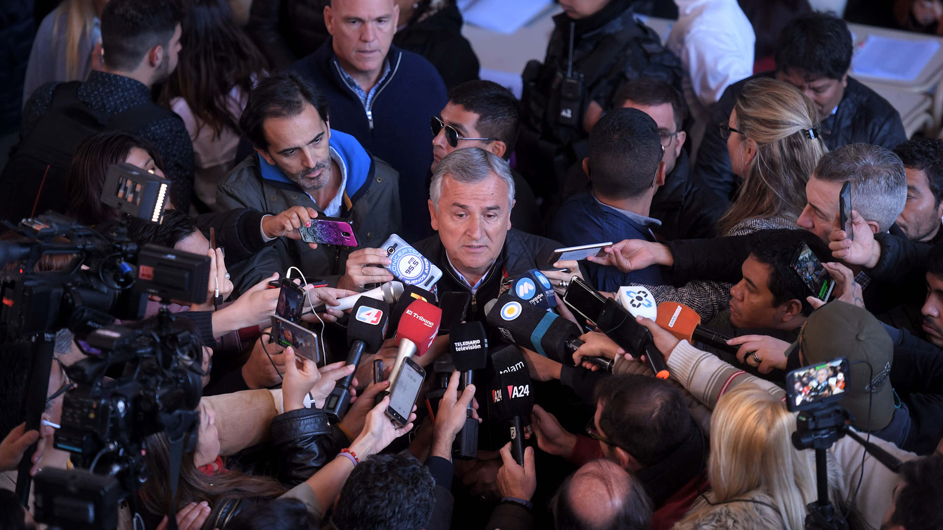 El gobernador de Jujuy, Gerardo Morales, habla con los medios antes de votar