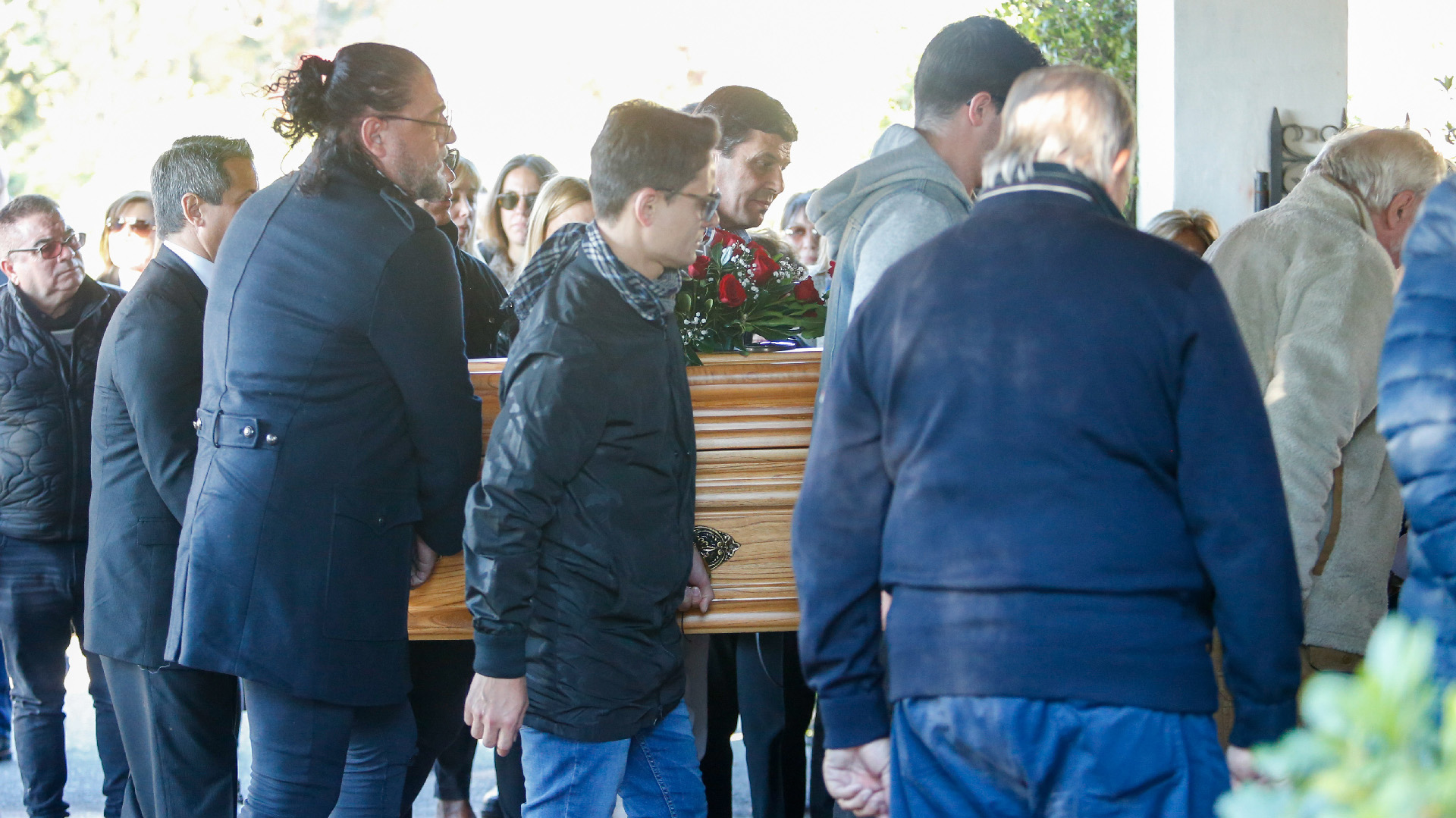 El peluquero Fabio Cuggini y el periodista Lío Pecoraro despidieron los restos de Lucho Avilés en el Parque Memorial de Pilar (Nicolás Aboaf)