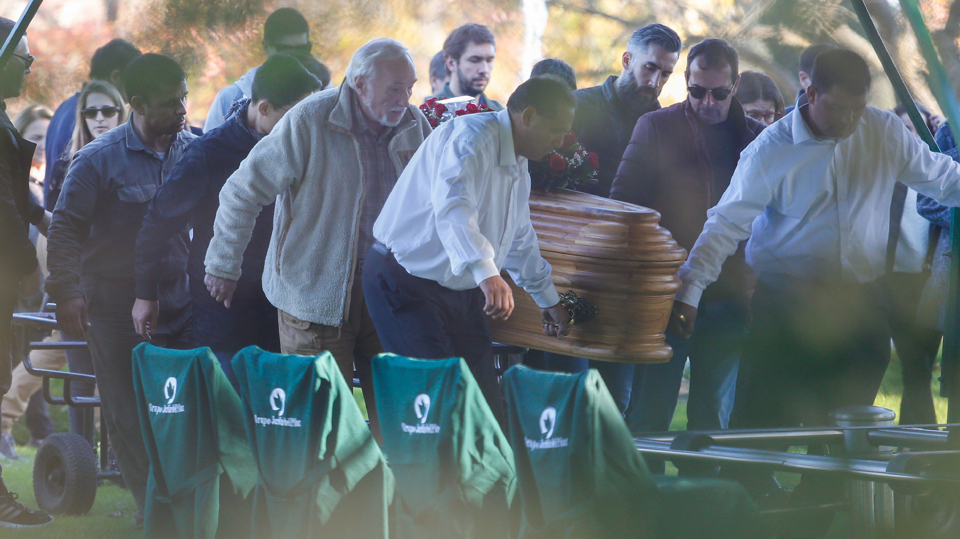 Su mujer, María, y su hijo, Álvaro, se reunieron con algunos amigos de su círculo más íntimo en Casa O’Higgins, en Belgrano, desde donde salió el cortejo fúnebre (Nicolás Aboaf)