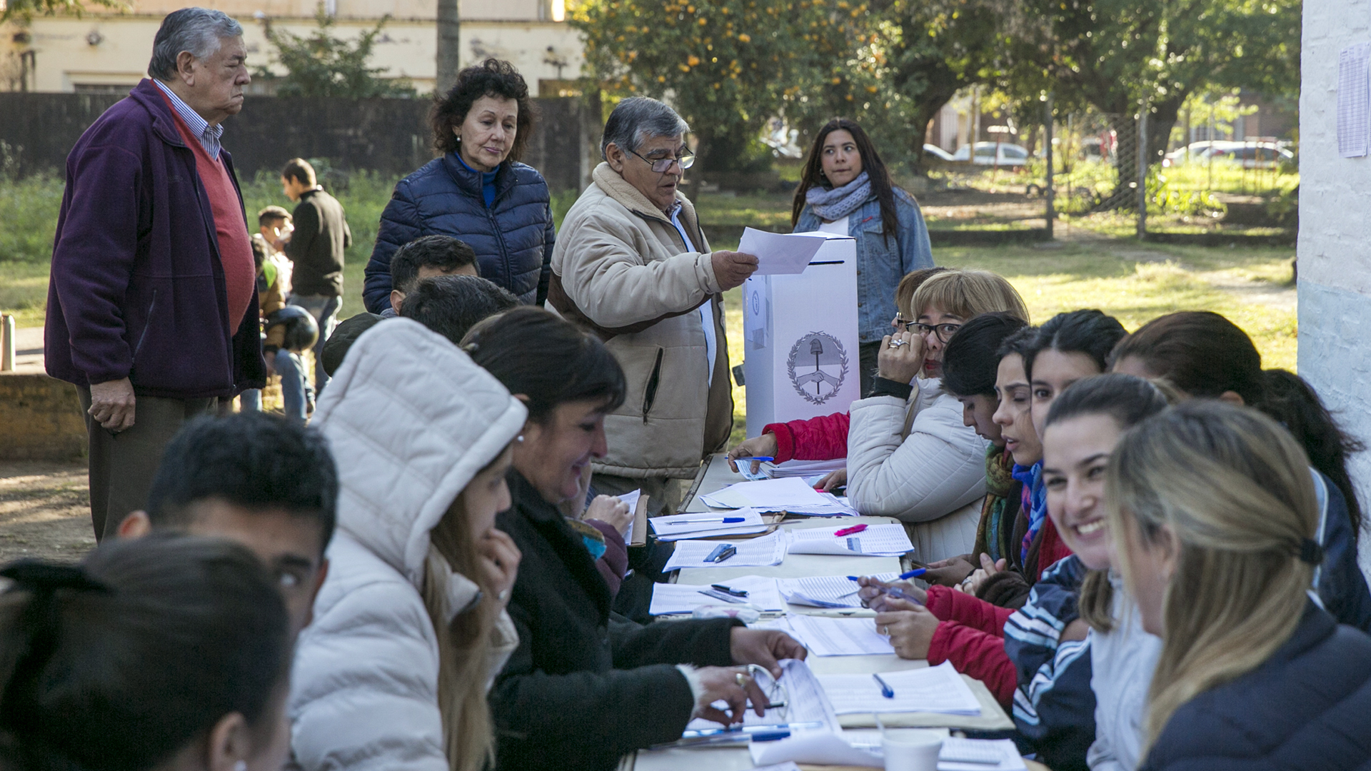 Una mesa particular en Tucumán, repleta de fiscales en representación de la gran cantidad de candidatos que se presentaron en las elecciones.