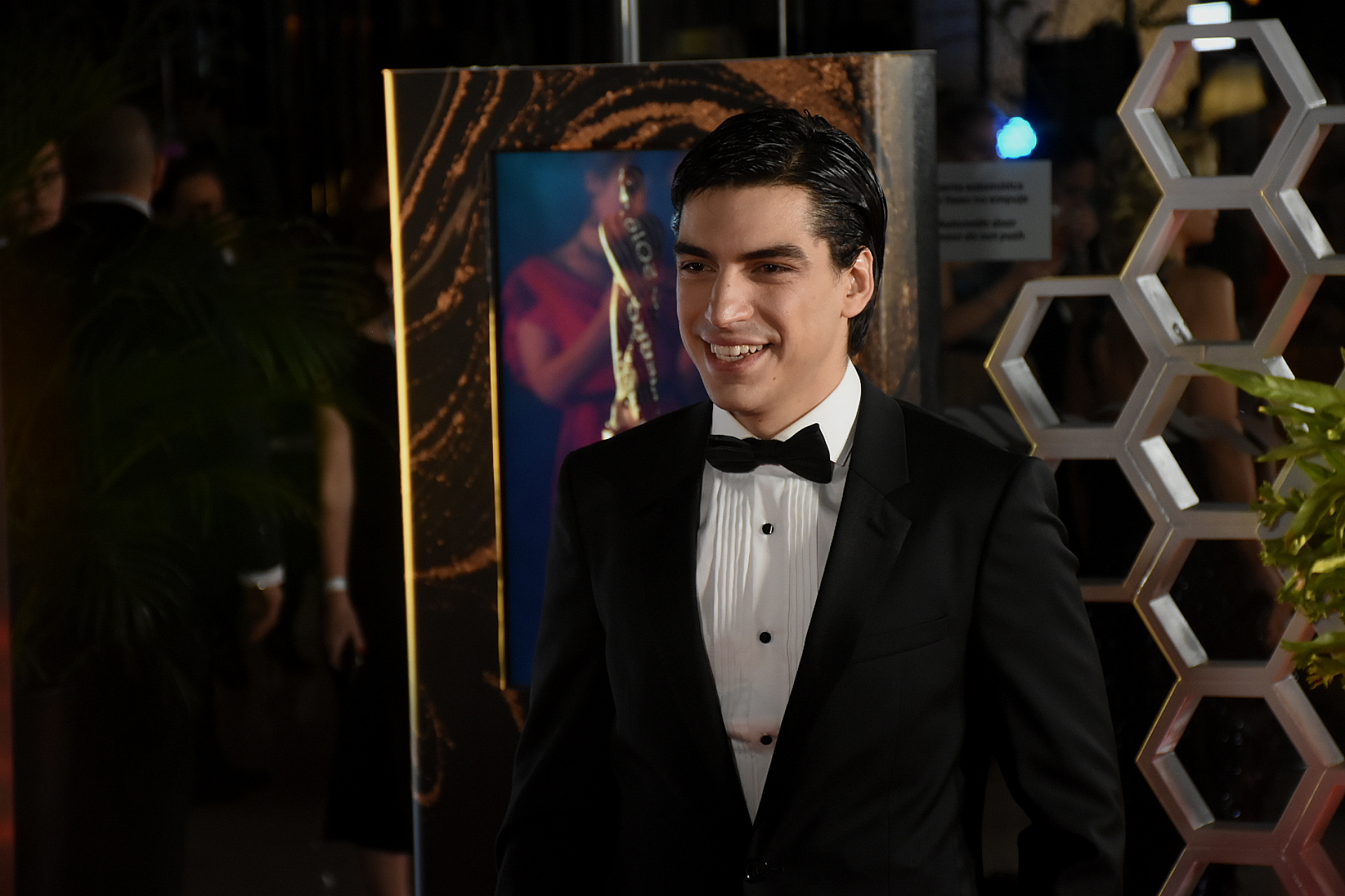 Agustín Sullivan se llevó el Martín Fierro como Revelación por su papel en la miniserie de Telefe sobre la vida de Sandro. El joven actor llevó a la ceremonia los gemelos del Gitano que le dio su mujer, Olga Garaventa: “Es una manera de tenerlo presente”, dijo