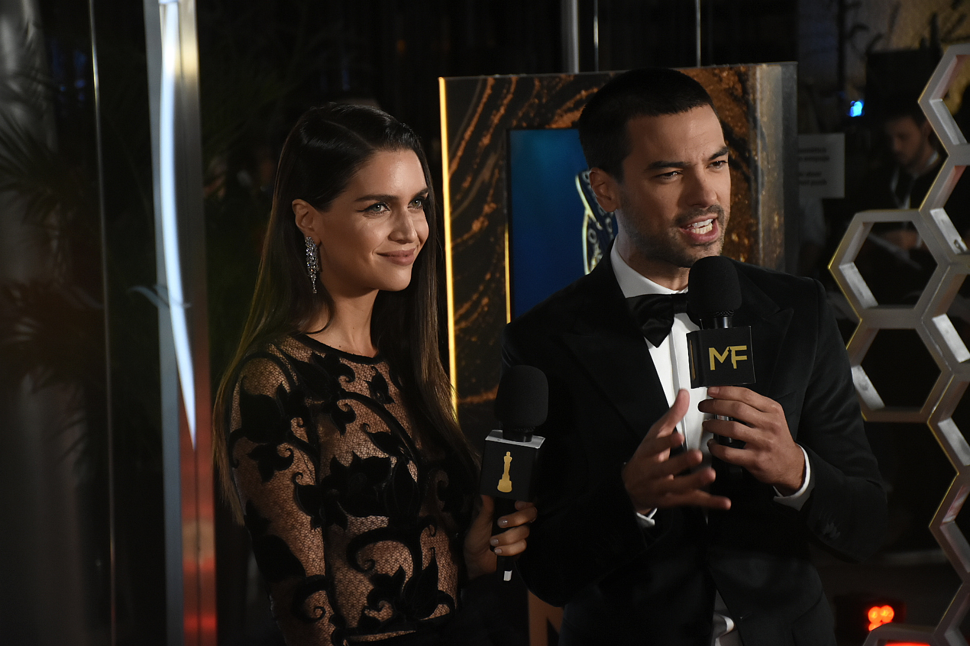 A las 19.13 comenzó la alfombra roja, con la conducción de Zaira Nara y el Chino Leunis. La modelo eligió al diseñador Javier Saiach