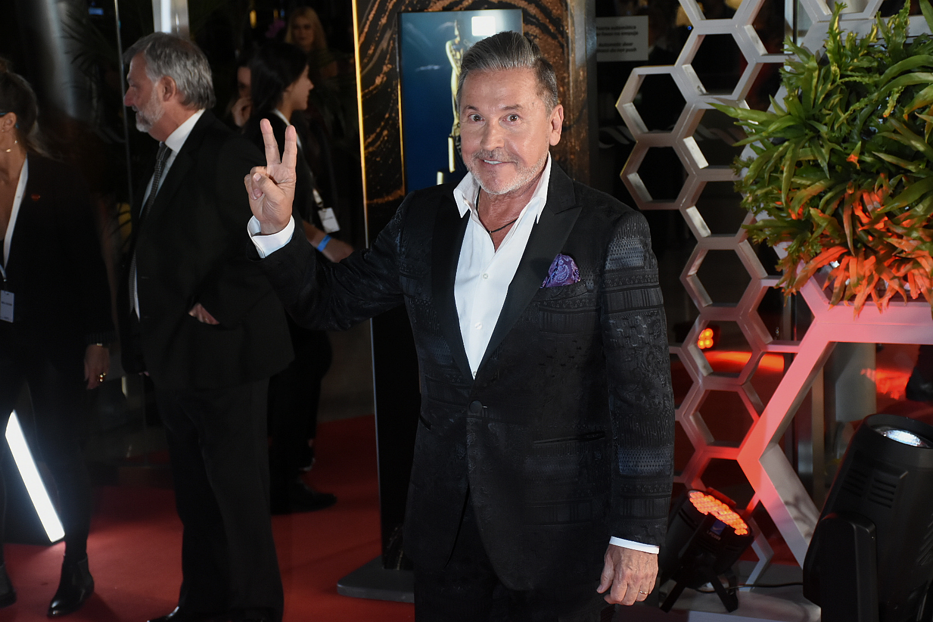Ricardo Montaner elegantísimo en la red carpet: llegó a los Martín Fierro nominado por La Voz en la terna Programa de Entretenimientos