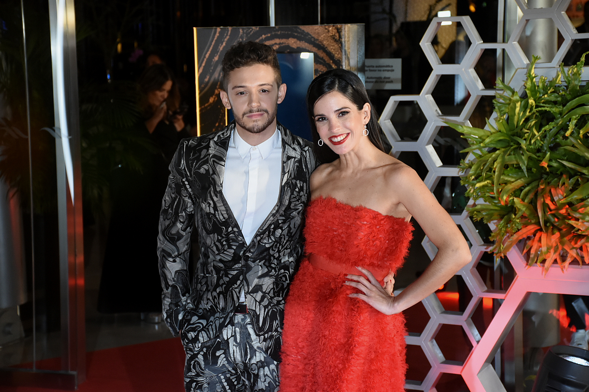Cande Molfese y su novio Ruggero Pasquarelli en la red carpet