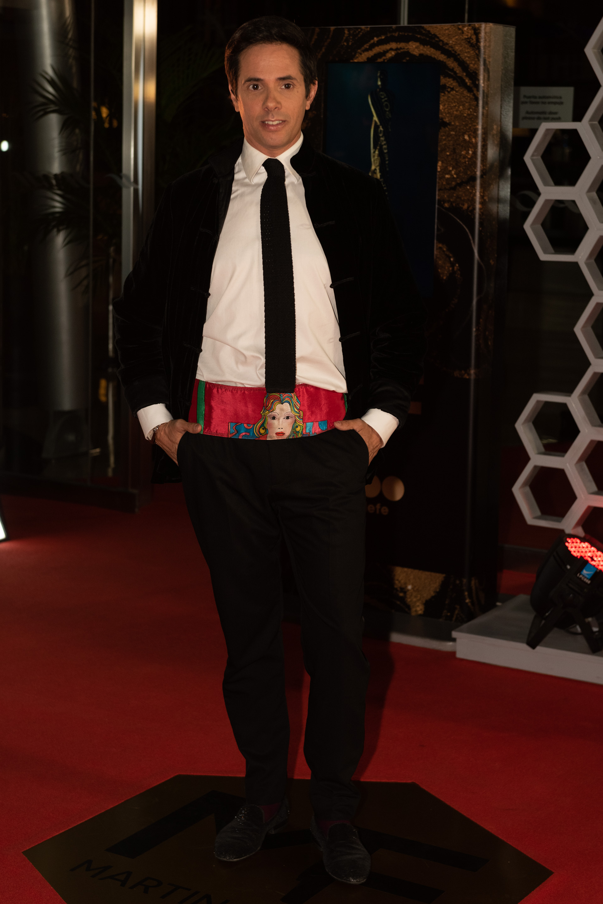 Robertito Funes Ugarte estuvo en la alfombra roja y su detalle fashionista para acompañar al esmoquin fue una faja fucsia