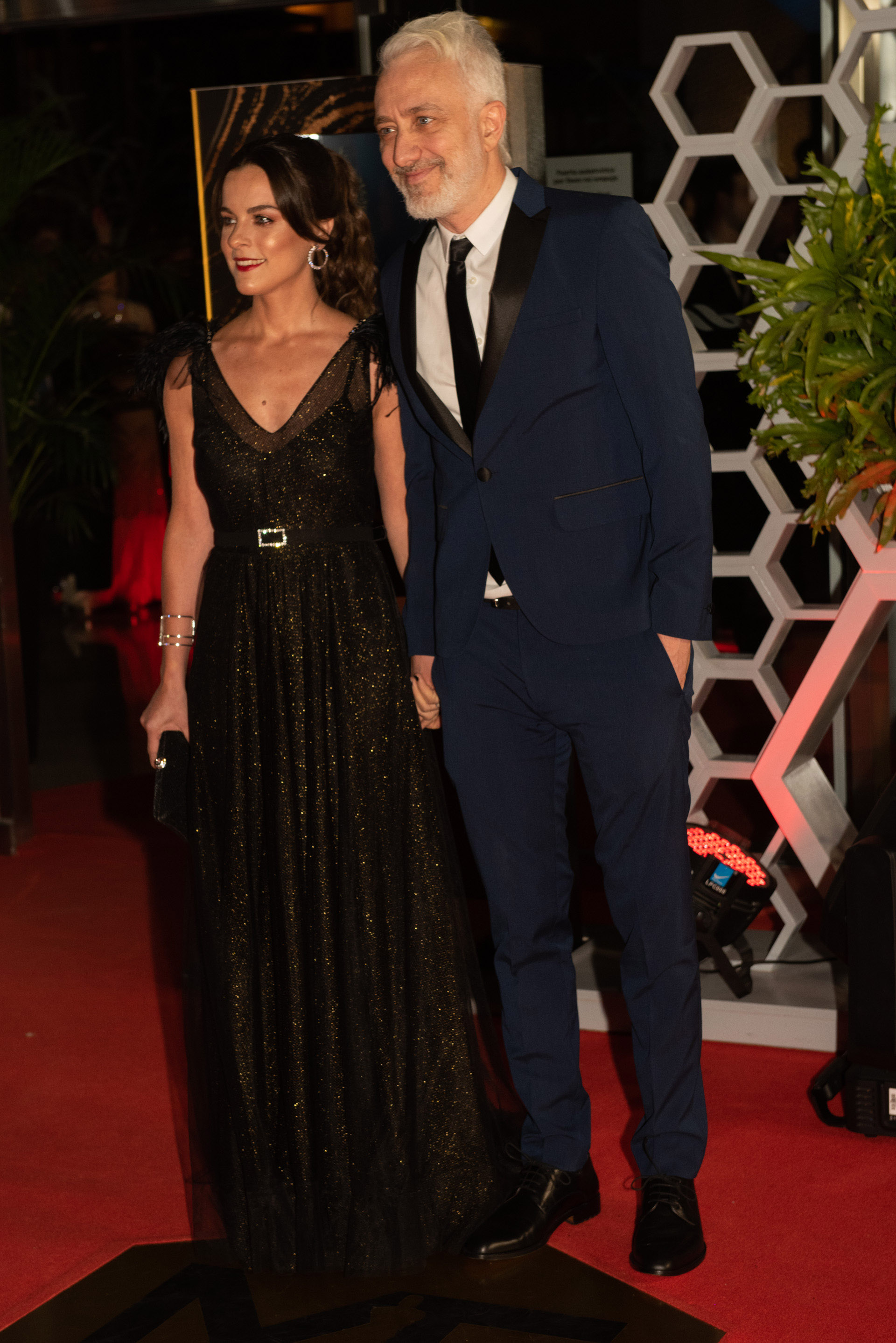 Andy Kusnetzoff eligió para los Martín un esmoquin en azul noche y negro. Su mujer Florencia Suárez con un diseño en negro de lúrex con plumas y el detalle de cinturón