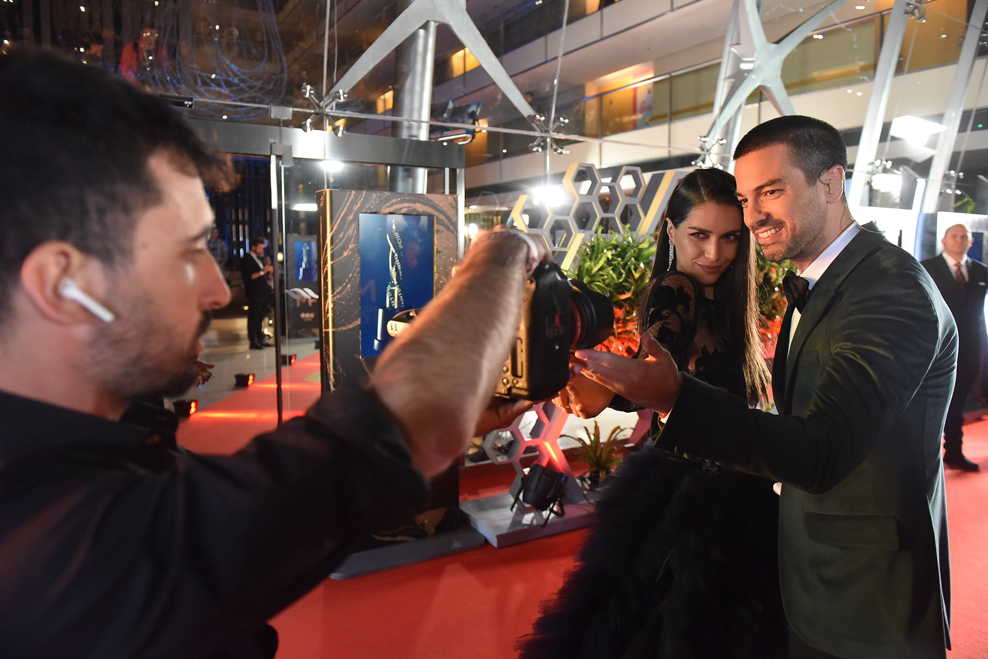 Zaira Nara y el Chino Lenis se encargaron de conducir la alfombra roja de la gran noche