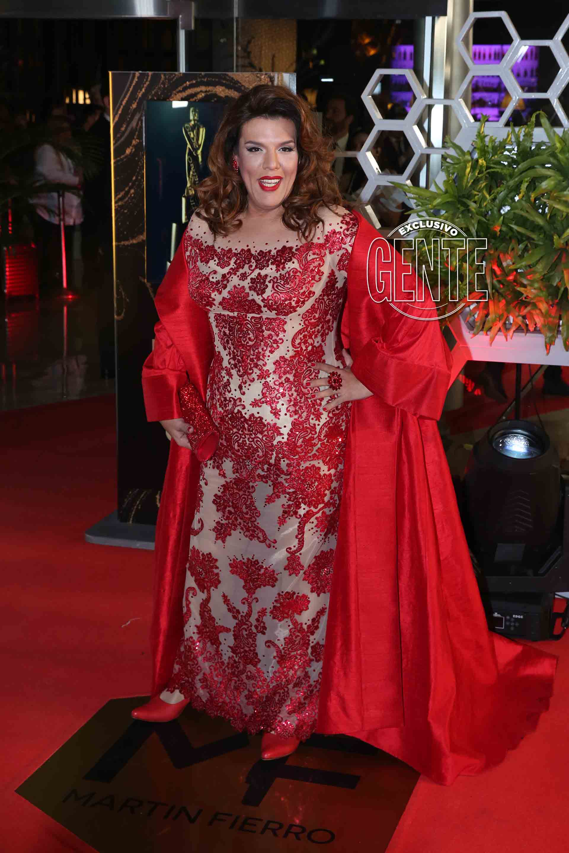 Costa lució vestido en rojo bordado con flores y dibujos búlgaros.
