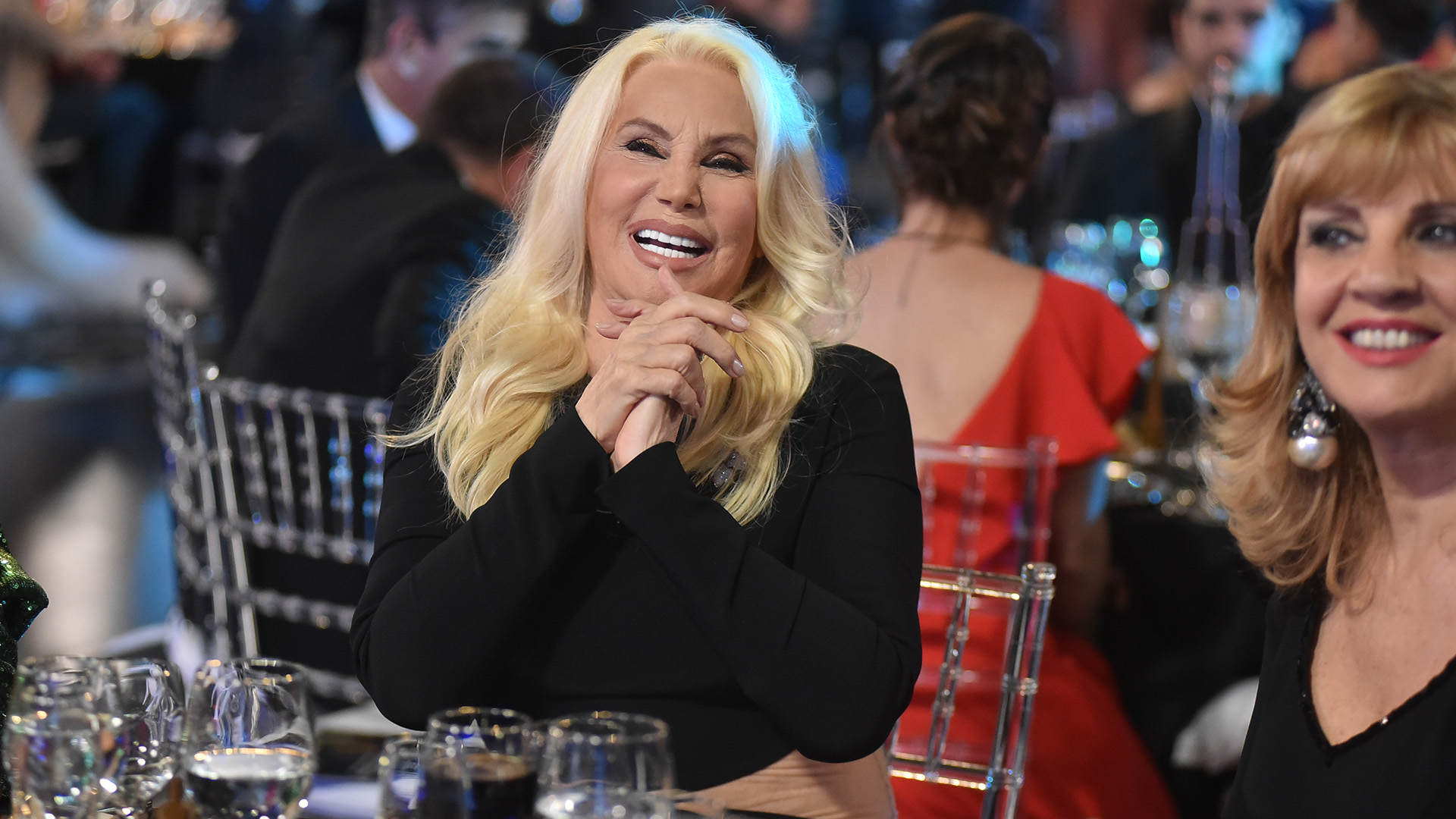 Susana Giménez y Teté Coustarot. La diva llevó un vestido de Michael Kors y anunció que vuelve el 14 de julio con su clásico programa de los domingos