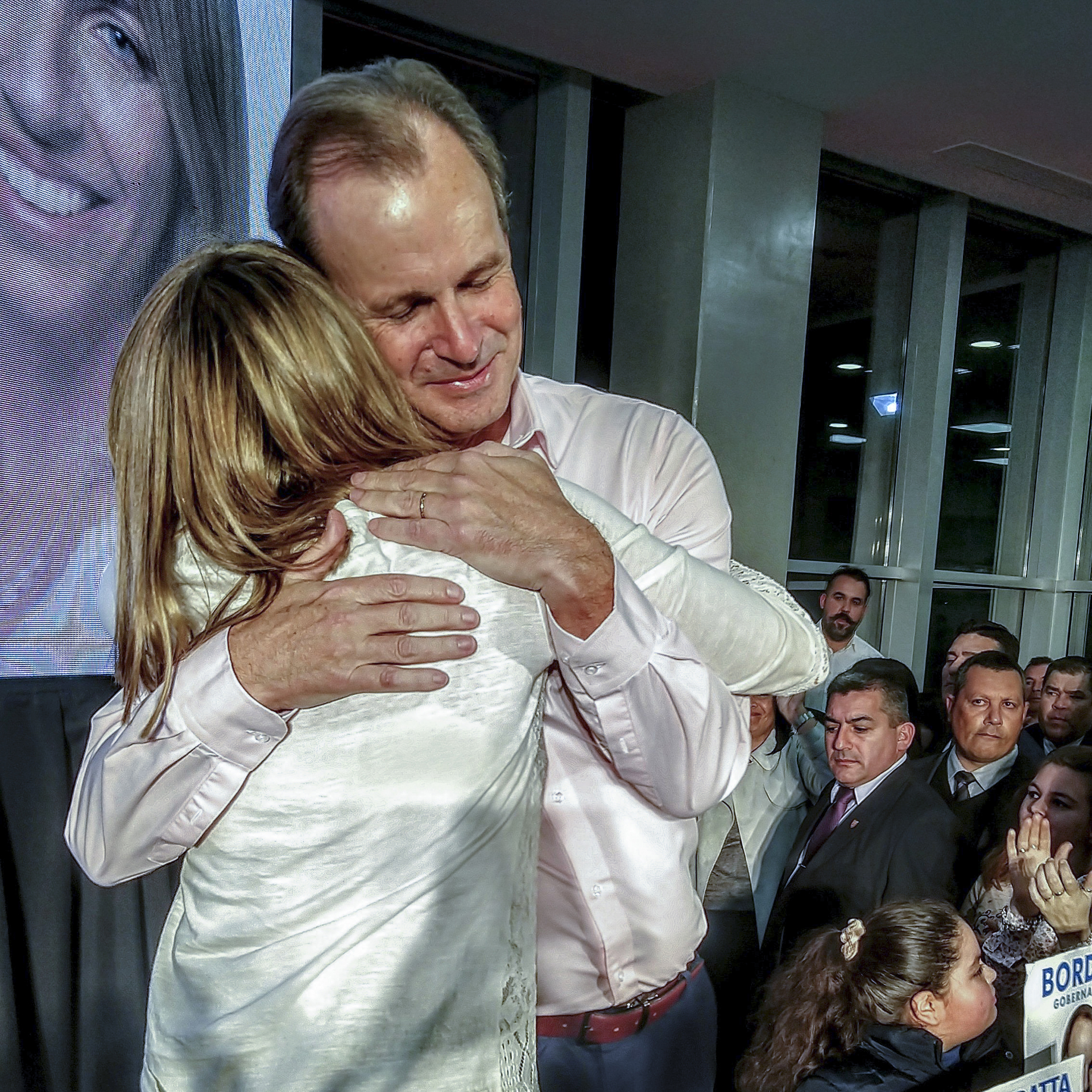 El reelecto gobernador de Entre Rios, Gustavo Bordet abraza a la vicegobernadora electa Laura Stratta luego de conocerse el resultado de las elecciones. Foto NA