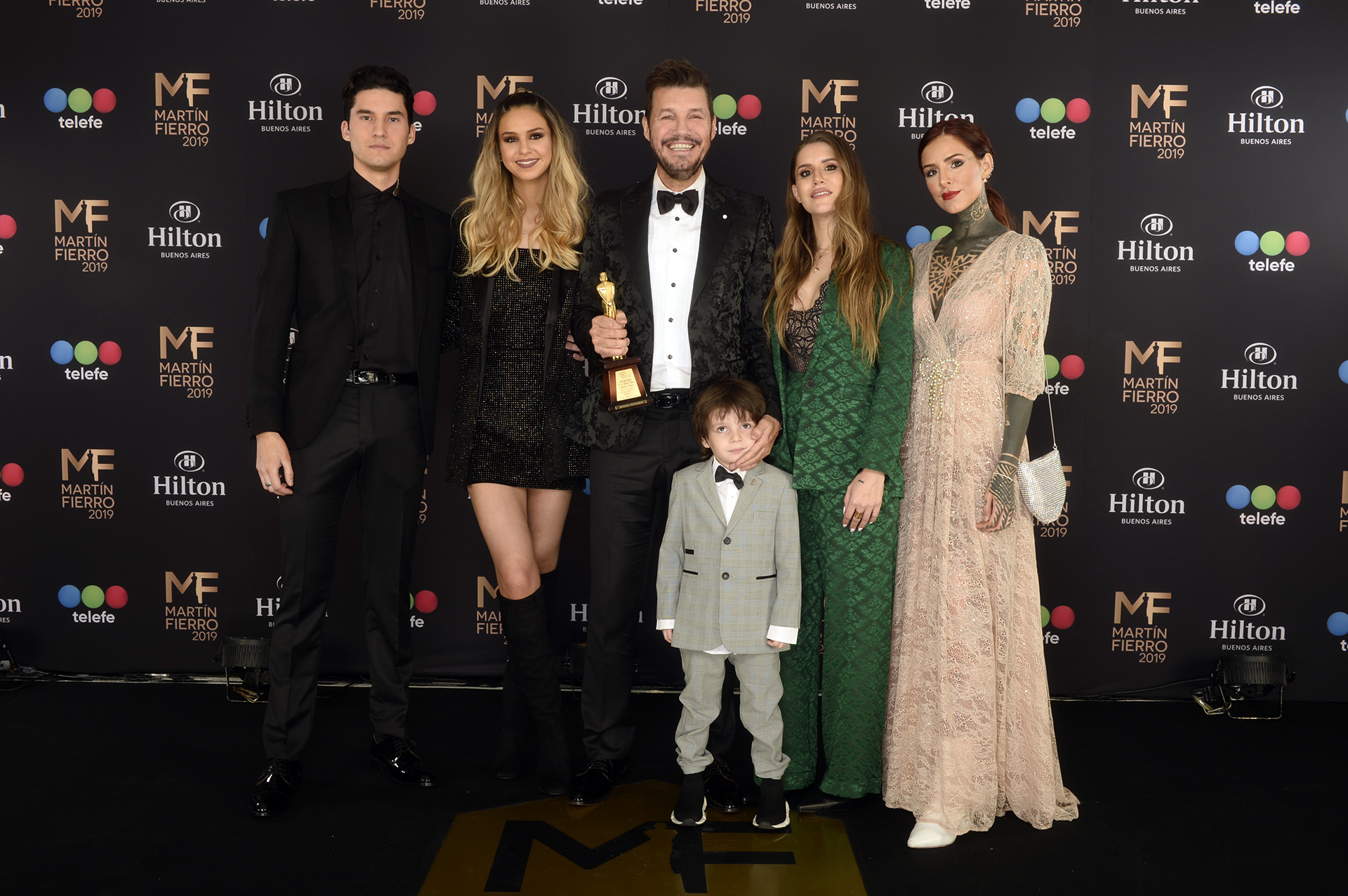 Tinelli papá cien por ciento: Francisco, Juanita, Micaela, Candelaria y Lolo le entregaron el premio por ShowMarch. Compartir con sus hijos esta noche fue una emoción que no esperaba