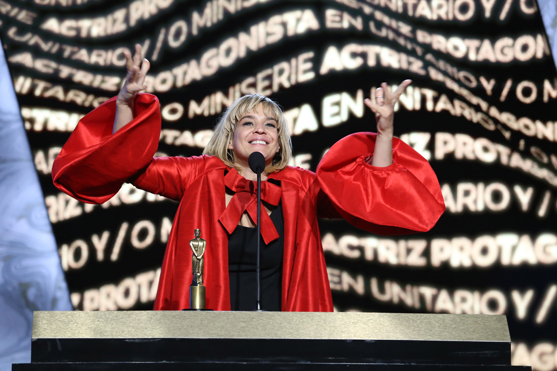 Leticia Brédice celebró su premio y se lo dedicó a Rodrigo de la Serna: “ESte premio es tuyo”. Después siguió emocionada: “Me quiero enamorar, quiero ser actriz, amo a mi hijo, quiero sentir amor y también quiero que me respeten. Como todas las mujeres, tenemos que lograr desde chiquitas decir que no a lo que nos gusta, lo que no queremos, y sí a lo que queremos cambiar. Todos podemos traspasar la pantalla”
