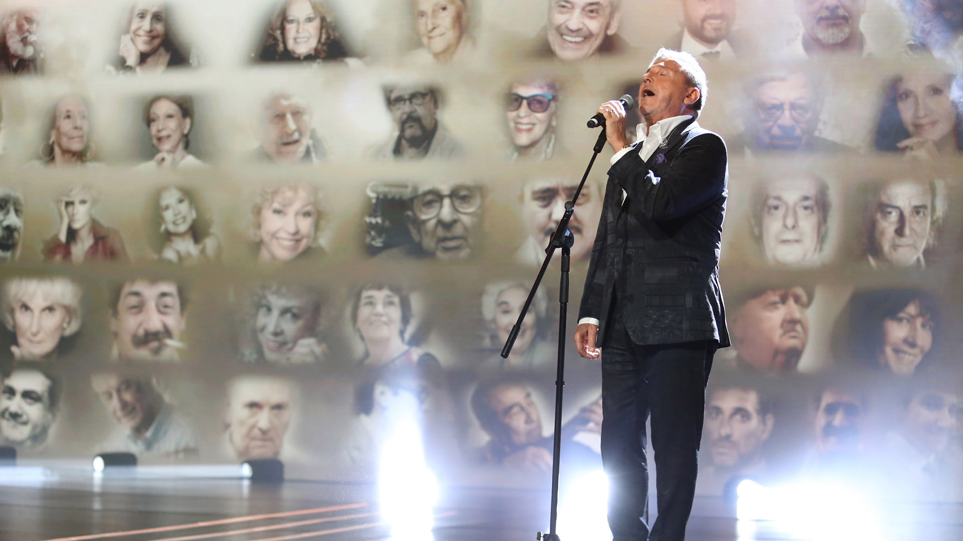 Ricardo Monaner cantó en vivo “Cuando un amigo se va”, para recordar a los que se fueron en el 2018. “A nuestros queridos amigos”, fue el título del video que APTRA le dedicó a los artistas que ya no están. El olvido de algunos nombres -entre los que estaba Guillermo Bredeston- hizo que Luis Ventura pidiera disculpas y se repitiera el homenaje sin omisiones