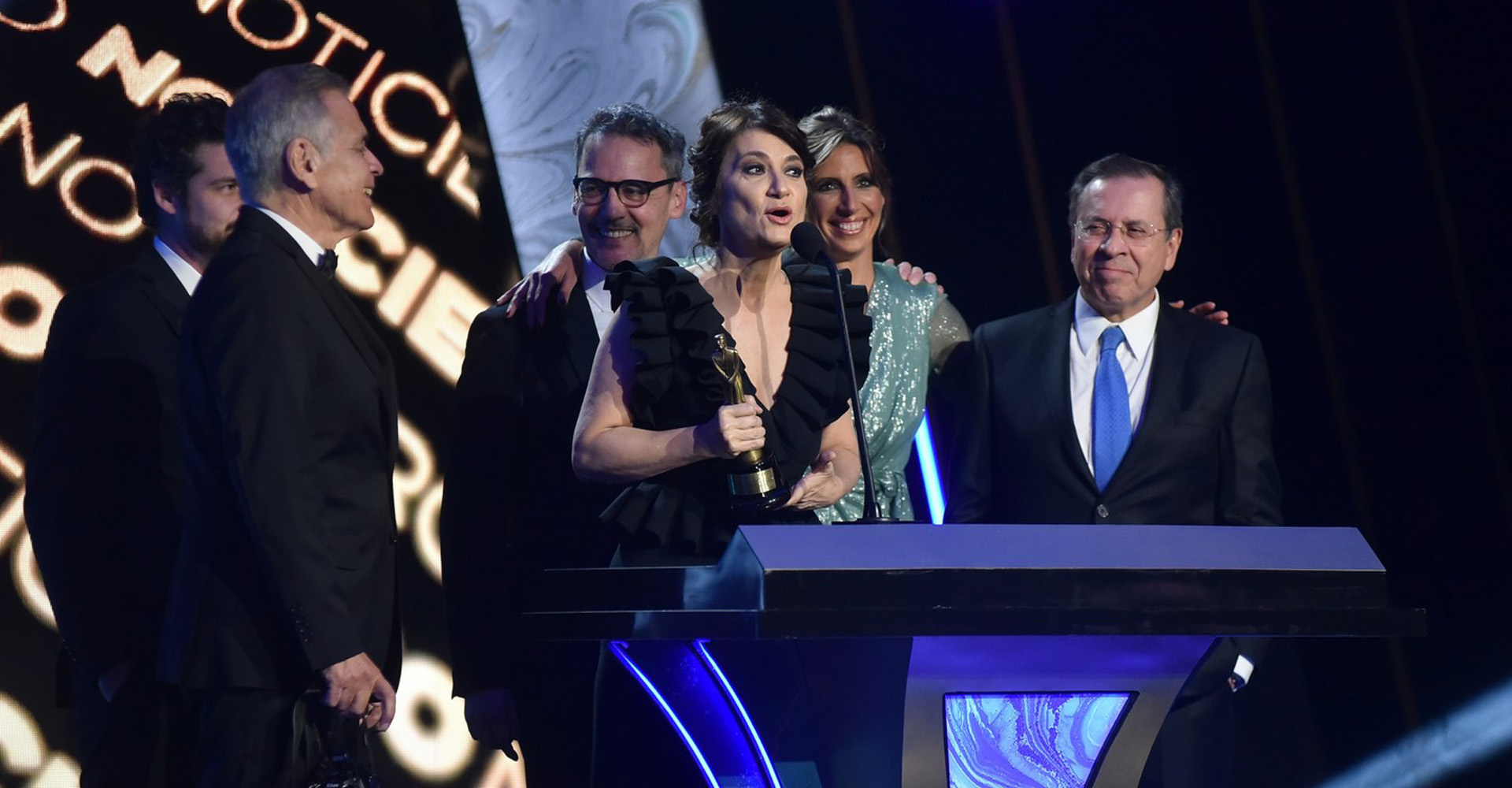 El equipo de Telenoche recibió el premio a Mejor Noticiero