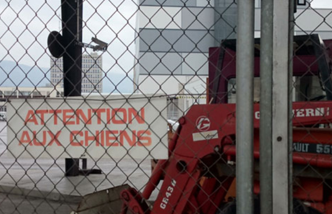 “Cuidado con los perros”, advierte el cartel en el Puerto Franco de Ginebra. (Foto de Hito Steyerl)