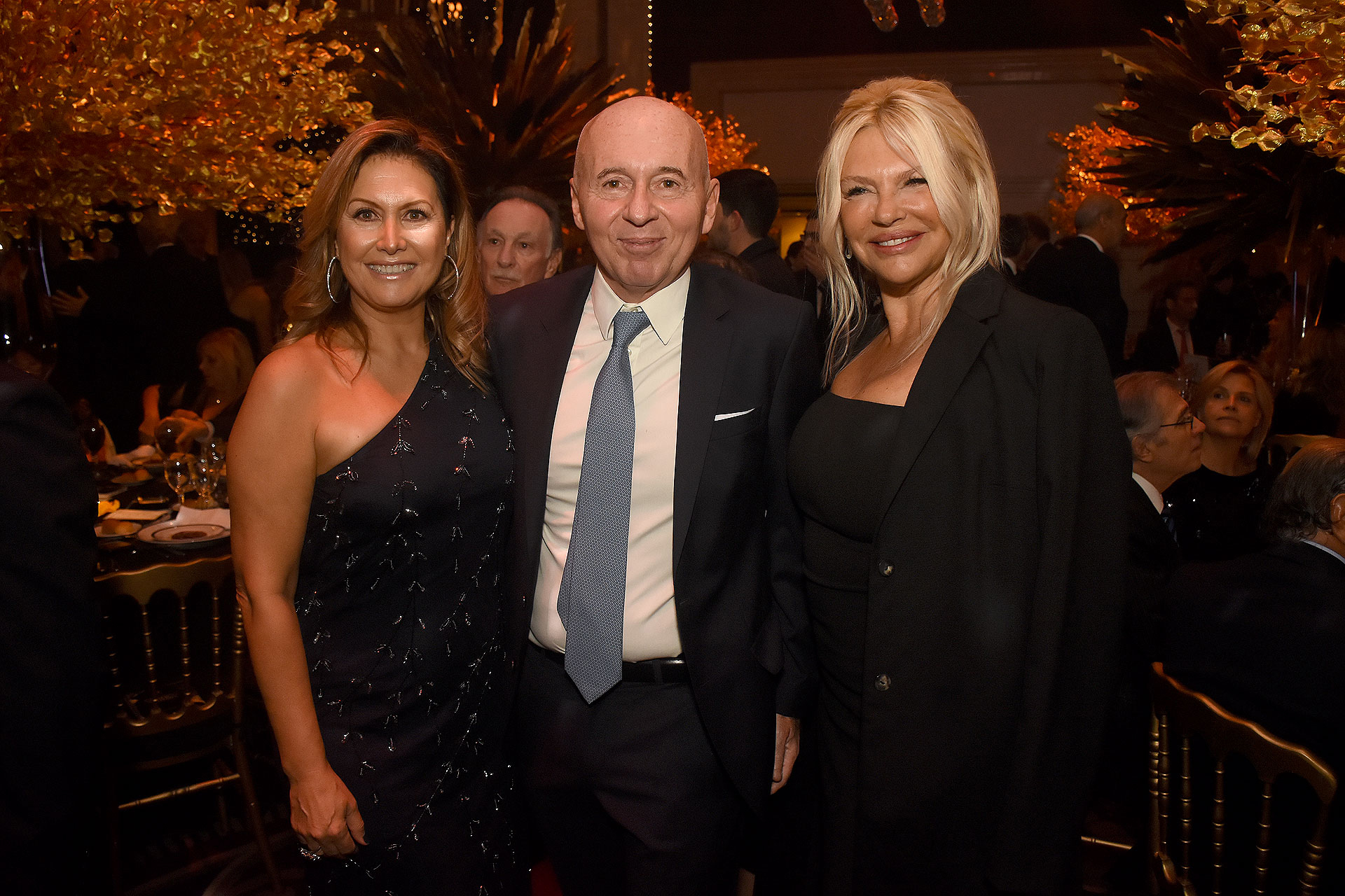 Lili Monsegou, secretaria de la Fundación Fernández, junto a Miguel y Karin Sulichin