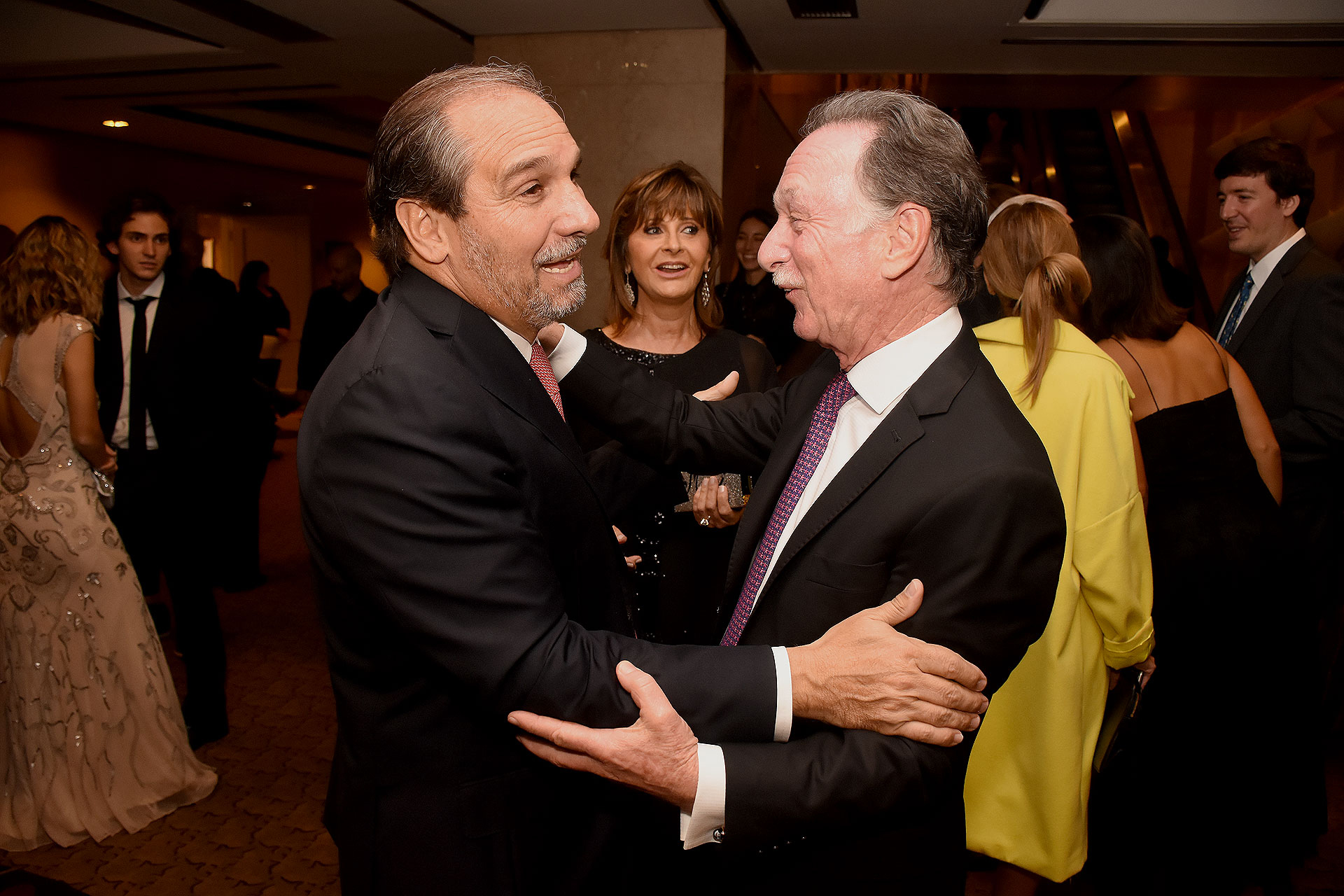 El saludo entre Nicolás Caputo y Gustavo Weiss