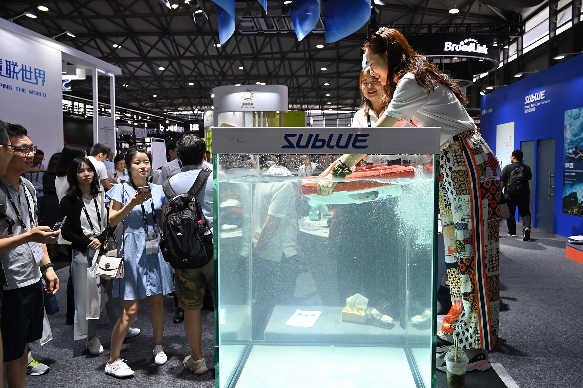 El nuevo drone Seabow de la empresa Sublue puede permanecer bajo el agua durante 45 minutos sin interrupción. (AFP)