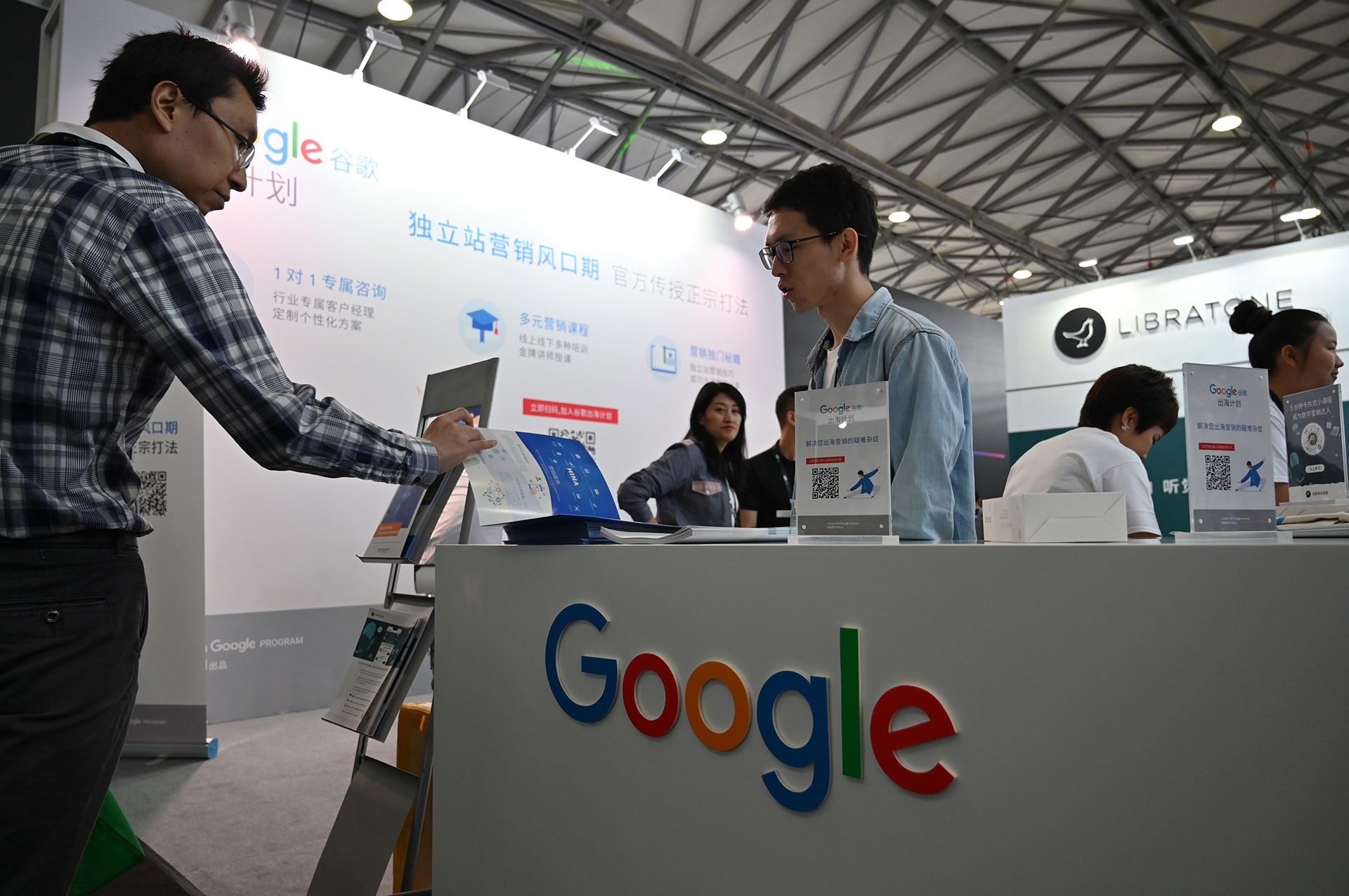 Una caseta de Google en CES Asia 2019. (AFP)