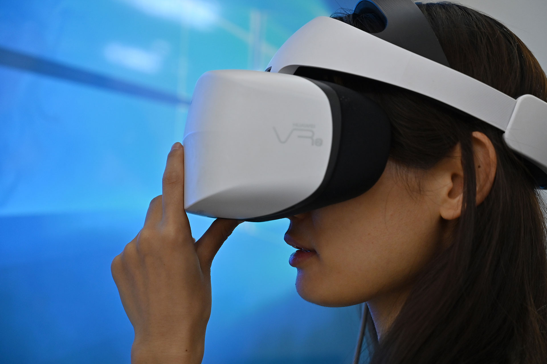 Una mujer prueba unos lentes de realidad virtual 3D durante el Consumer Electronics Show en Shanghai el 11 de junio de 2019. (AFP)