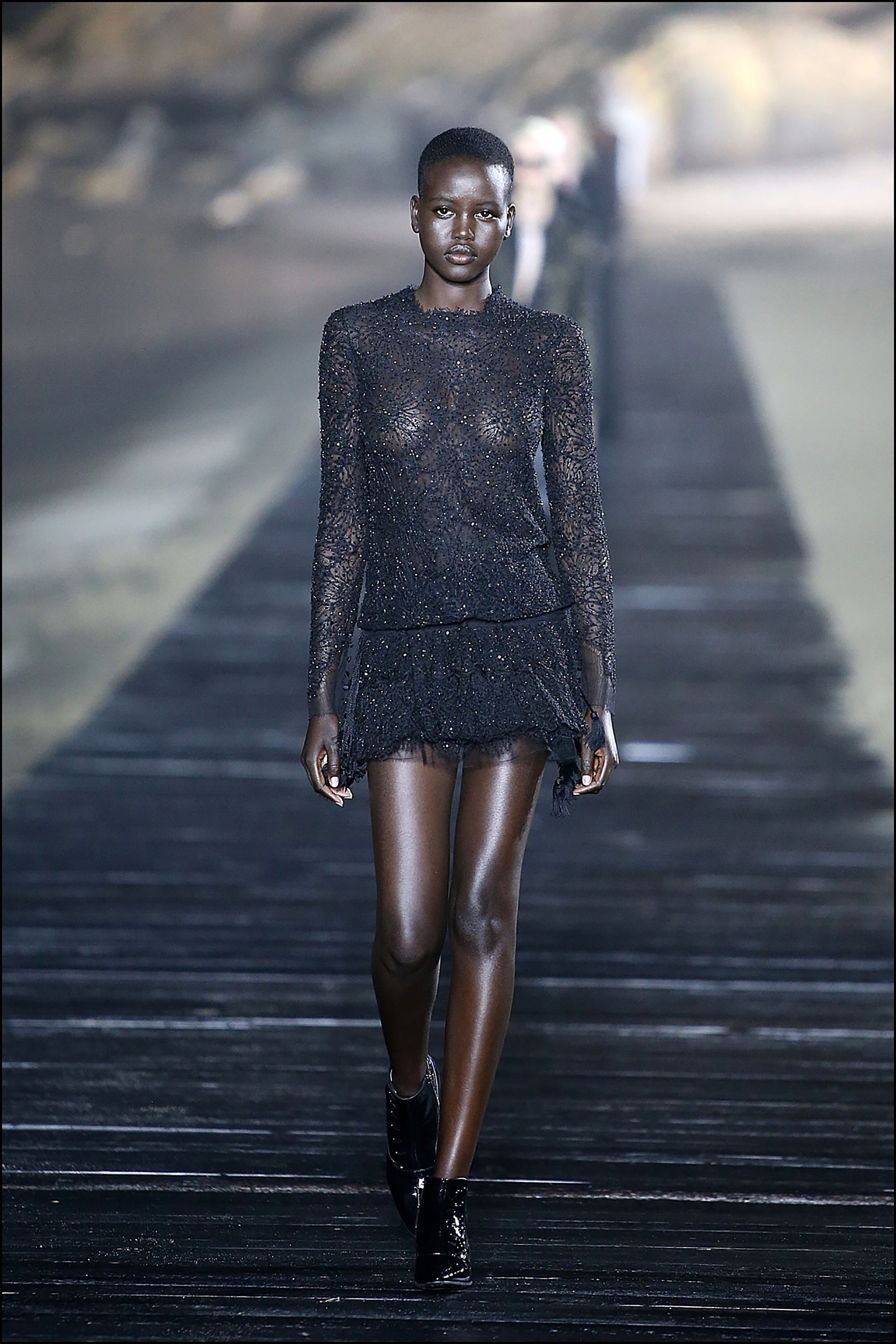 Un mini vestido con transparencia, muy provocador.