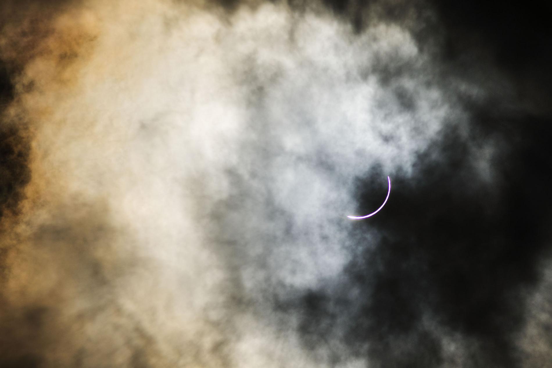 El cielo estaba nublado en Sewanee, Tennessee, alrededor de 32 kilómetros desde el camino de la totalidad (RONAN DONOVAN)