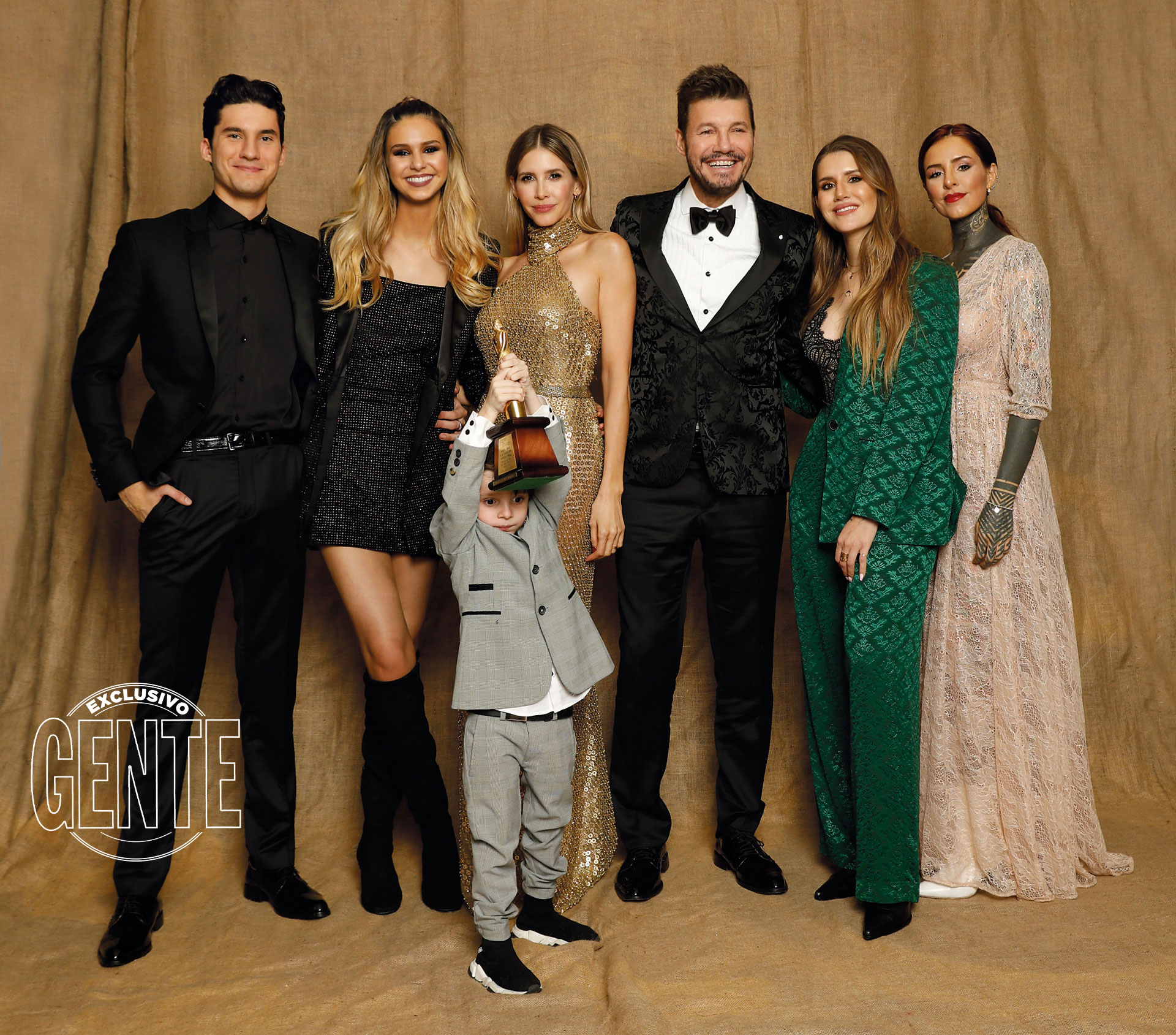 Marcelo con smoking Rochas, zapatos Dorian y pin Swarovski. Guille Valdés en plata, bordado a mano en aros de metal by María Gorof y zapatos Valdez. Lolo por Garçon García Kids. Mica por Sandro. Cande by Natalia Antolín. Fran, smoking Rochas y zapatos Dorian. Juanita by Ginebra y Valdez.