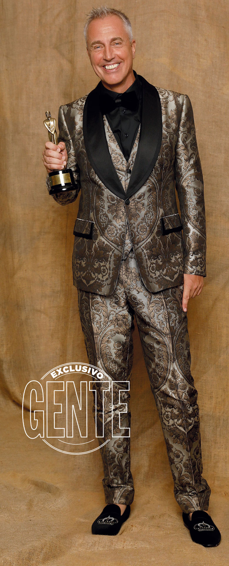 Marley con zapatos y traje by Dolce & Gabbana.