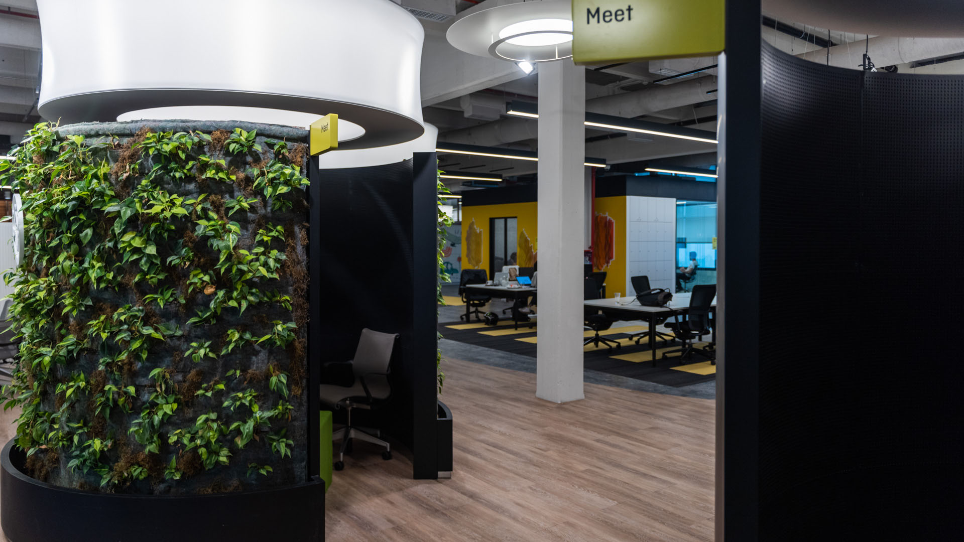 En los diferentes pisos hay espacios de usos múltiples, co-work, café, bienestar, áreas silenciosas, livings y una imponente terraza, entre otros